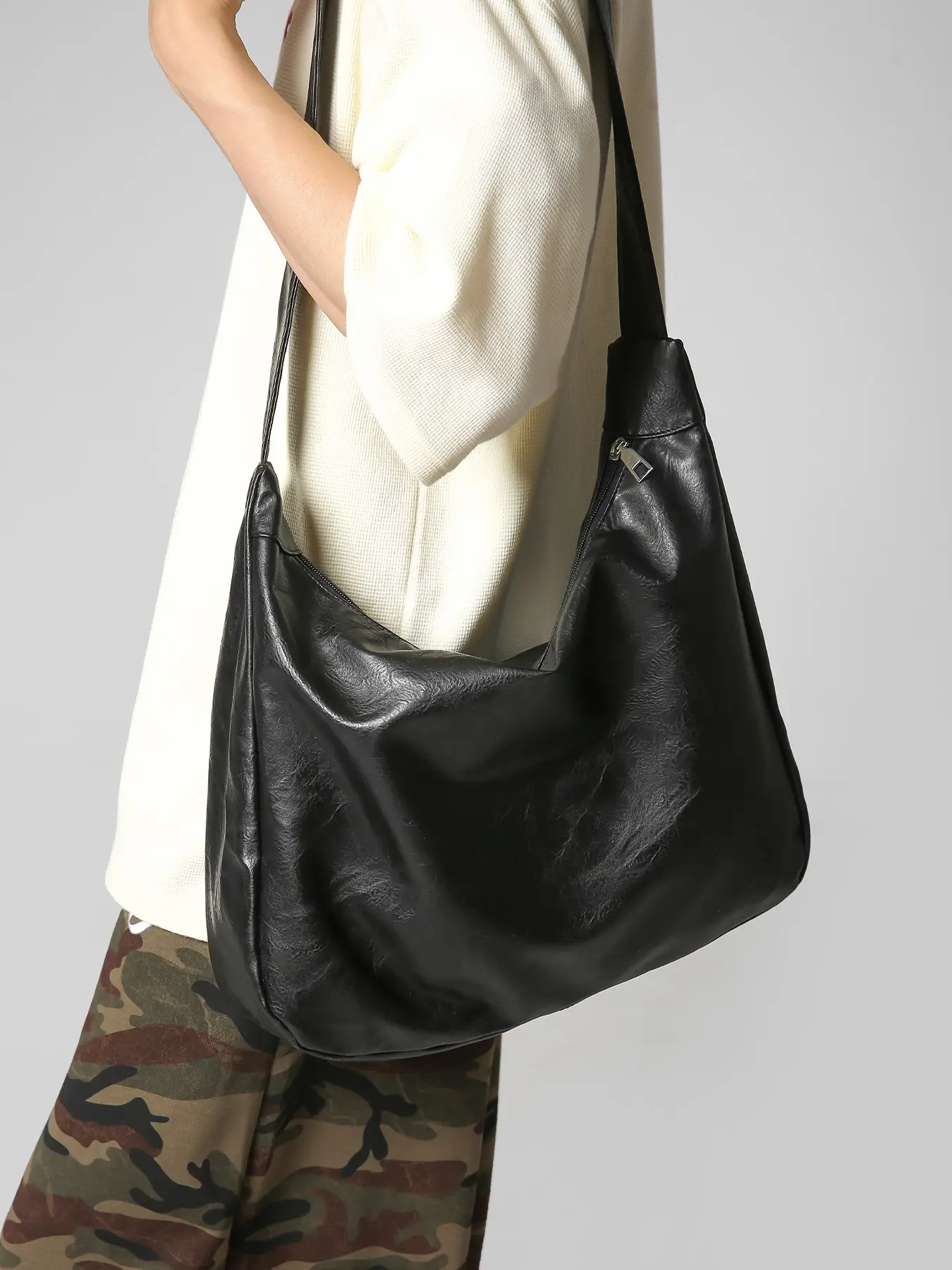1pc Black Crinkled Soft Leather Men Large Capacity Hobo Crossbody Tote Bag, Smooth Crescent Silhouette, Full-length Top Zipper Closure, Matching Adjustable Wide Leather Strap, Minimalist Design Without Extra Decorations. Roomy Spacious Interior. Vintage