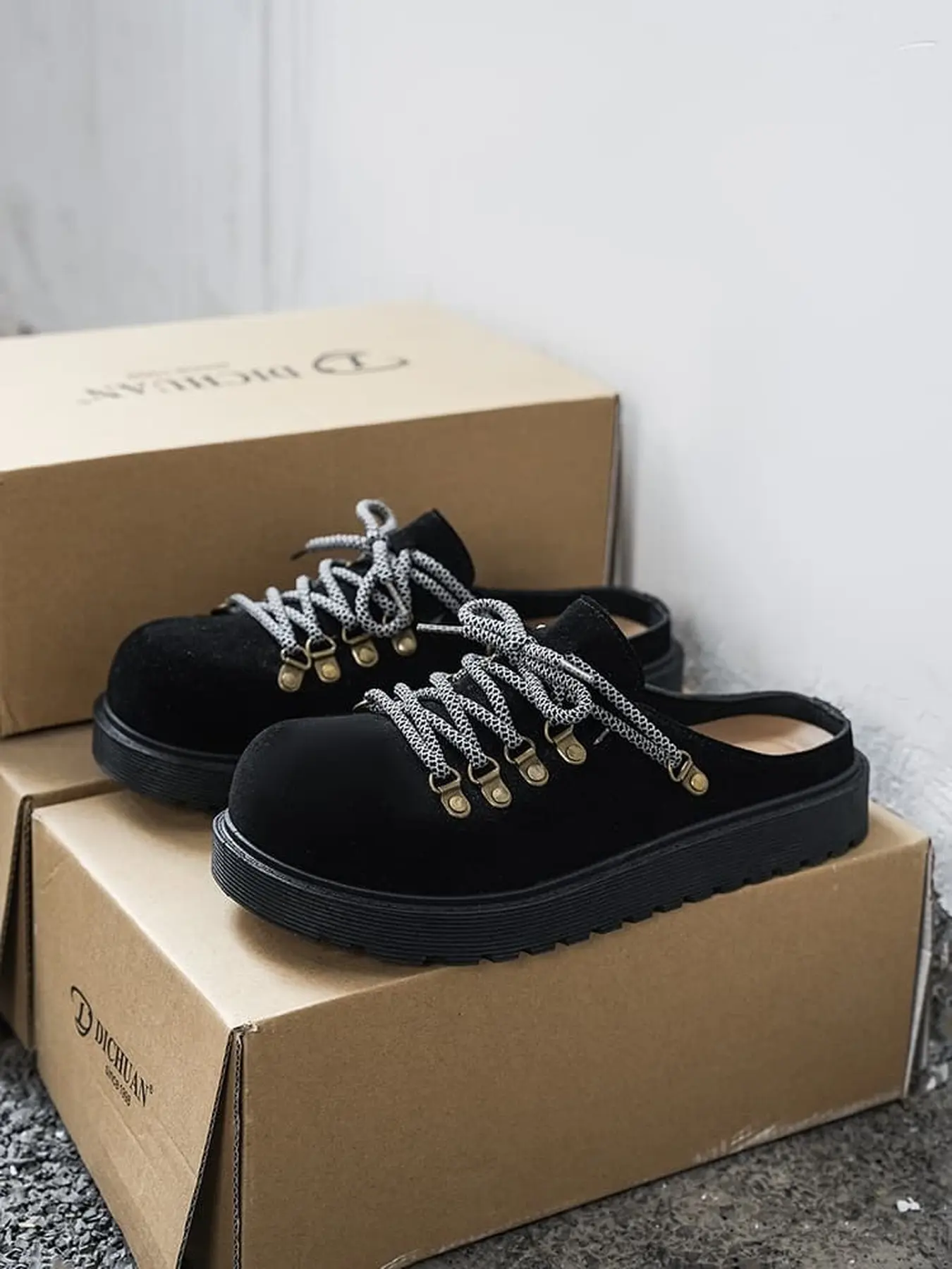 Workwear toe slides with metal carabiner woven laces for men, matte faded finish, durable wave lift rubber anti-slip backless mules