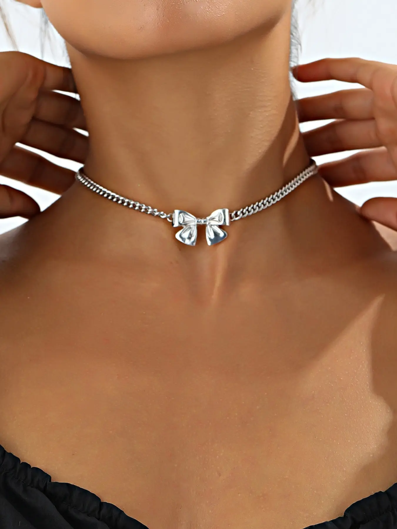 A fashionable thick chain bow necklace, suitable for daily wear, vacation dates and other occasions, and also a surprising and exquisite small gift