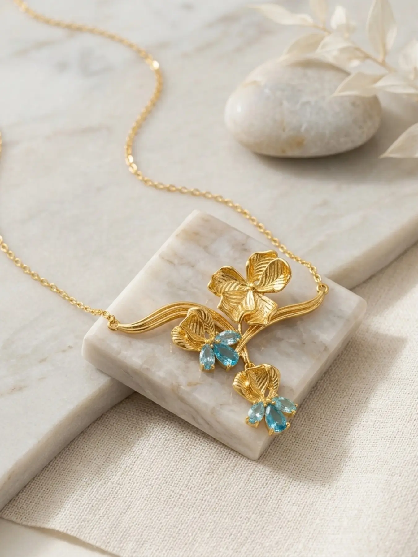 Floral Pendant Necklace, Elegant Zircon Lockbone Chain, Women's Jewelry for Daily Wear, Party, Vacation, Gift