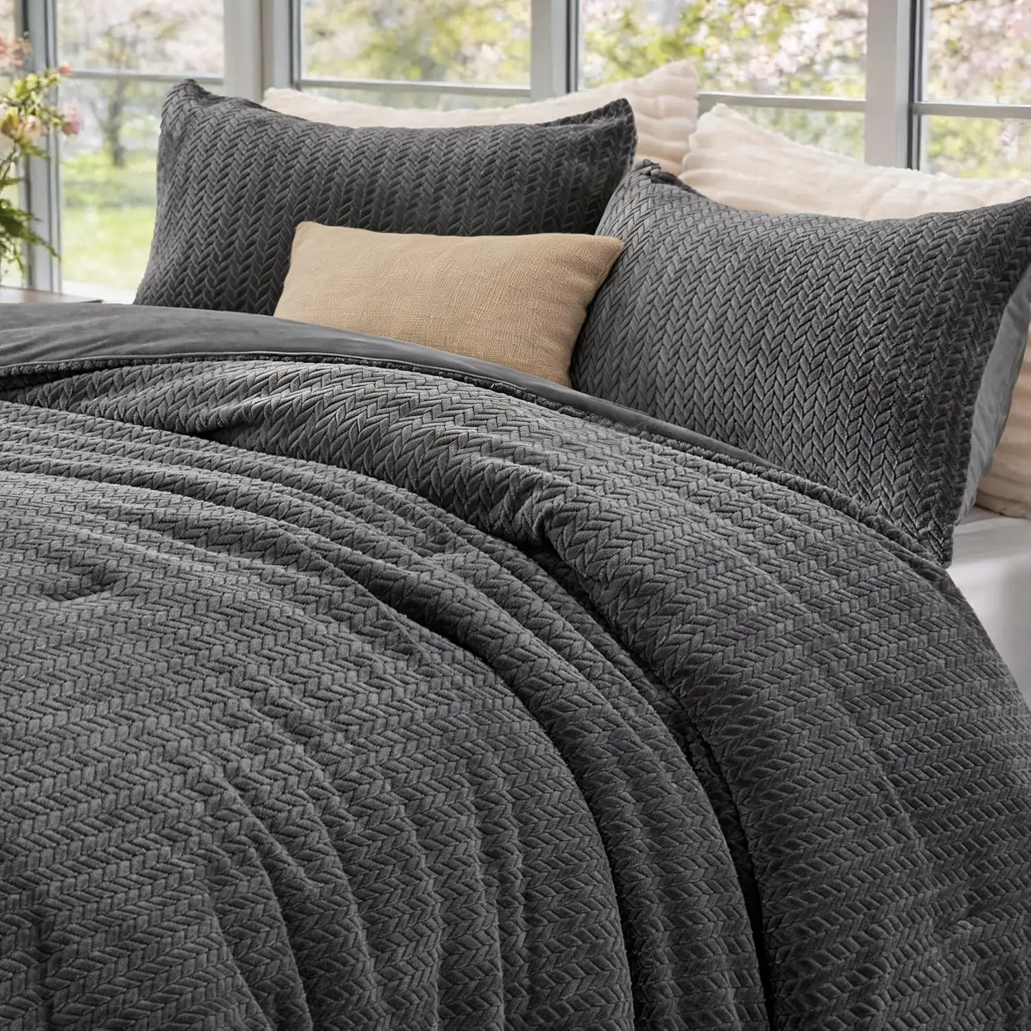 Flannel Fleece Queen Comforter Set - Ultra Soft Furry Grey Leaves Pattern Faux Fur Bed Set, Winter Fuzzy Fluffy Comfort Set, Velvet Bedding Set for Bed with 2 Pillow Cases