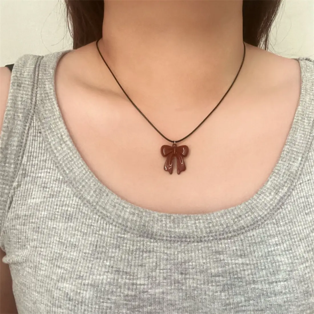 Sweet Cute Bow Leather Rope Necklace for Women, Red Ribbon Choker Trend, Kawaii Spice Girl Inspired Collarbone Chain, Adjustable Minimalist Fashion Jewelry, Y2K Aesthetic Necklace for Daily Wear, Party & Street Style Outfit
