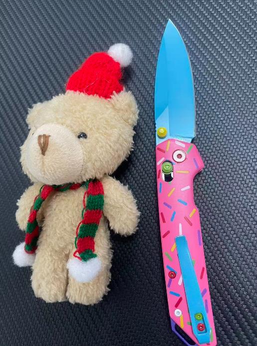 The 2038 Donut Outdoor Multi-Tool features an aluminum alloy handle and CMP high-hardness material.Ideal for outdoor activities, camping, driving, survival, and everyday carry, it measures 21 cm in total length and weighs 110 grams,