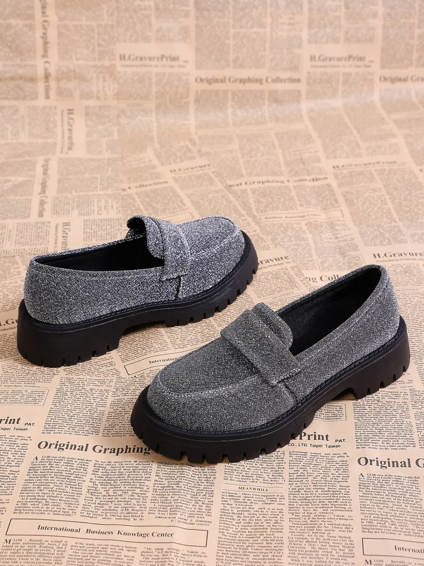 Women's Glitter Thick Sole Loafers, British Style Slip-On Leather Shoes, Chunky Heel Zigzag Sponge Bottom, Two Colors Available