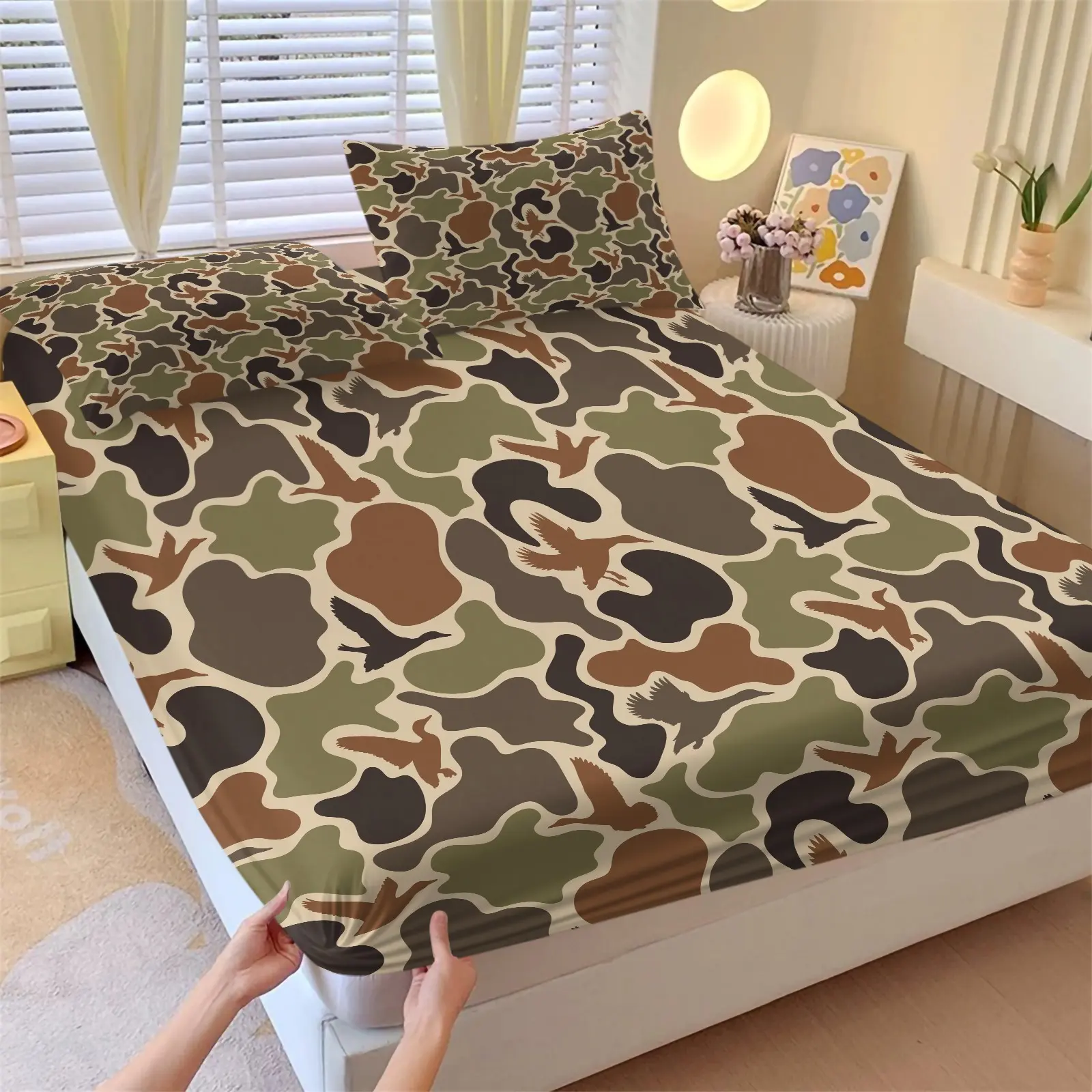 Outdoor Hunting Duck Camouflage Fitted Sheet Set, 1 Fitted Sheet + 2 Pillowcases, Deep Pocket Non-Slip Mattress Cover, Soft Skin-Friendly Fabric, Retro Green Brown Camo Bird Pattern, Cool Birthday Gift For Hunters Men