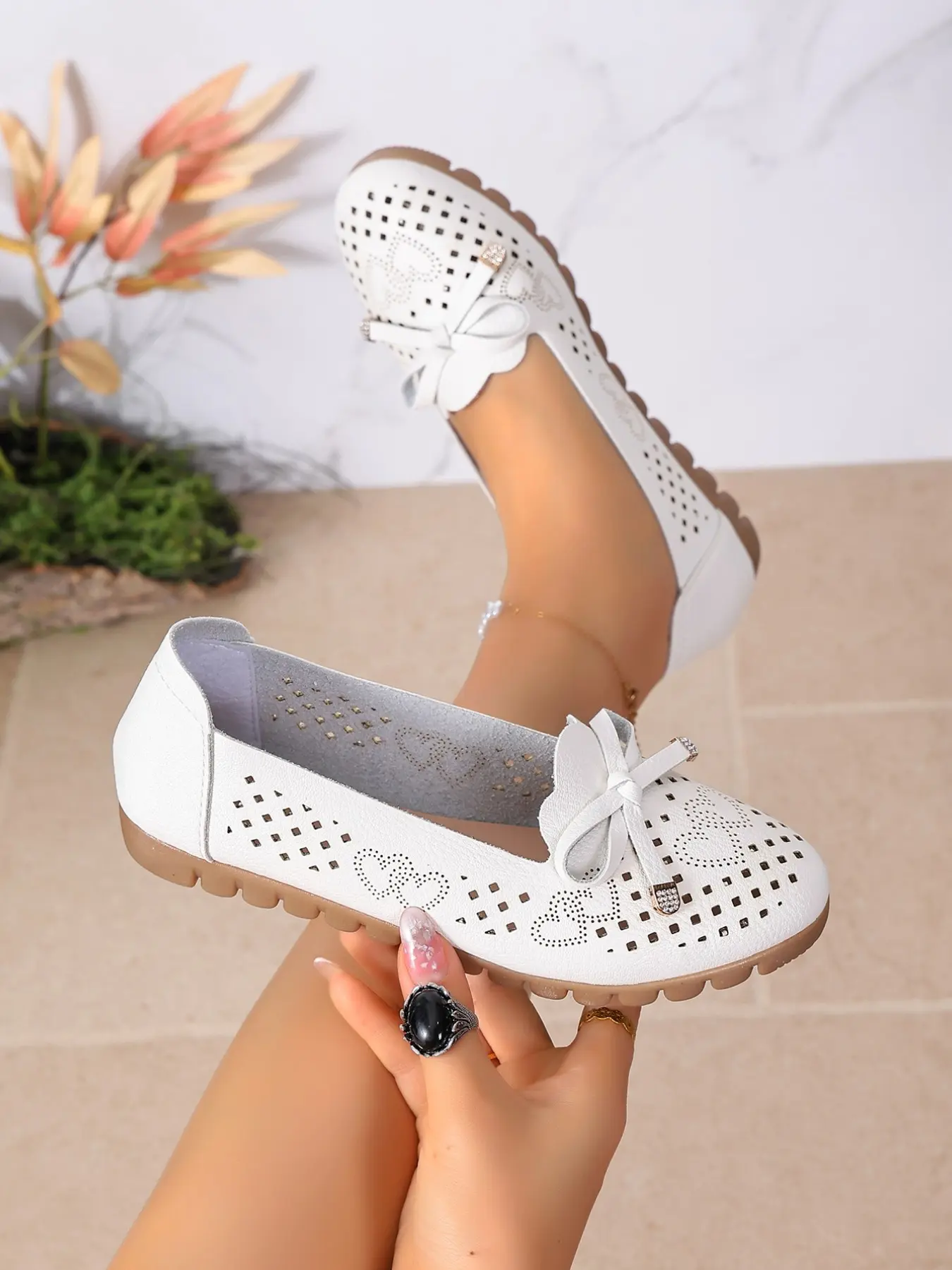Women's 2026 New Lightweight Fashion Comfortable Soft Sole Embroidered Casual Flat Shoes, Round Toe, All Seasons, Medium Width, Shoes Flats