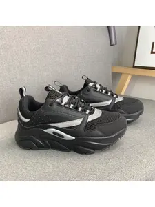 Couple outdoor unisex trendy shoes coordinate synchronous dressing styles for group trips, combine diversified fashion elements to balance overall visual effect, suit shopping and dating leisure moments and rank among frequently picked daily fashion suppl