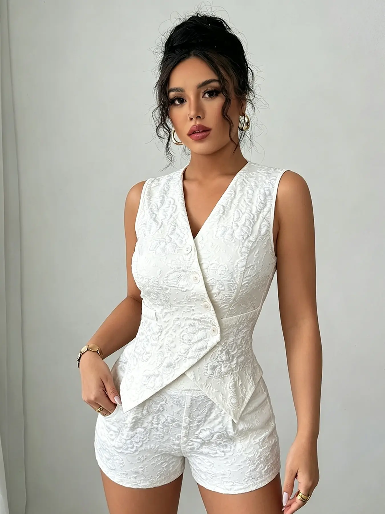A set of women's fashionable white Sleeveless diagonal buckle vest shorts, two pieces, three-dimensional floral high-end and exquisite, suitable for commuting, indoor and outdoor wear