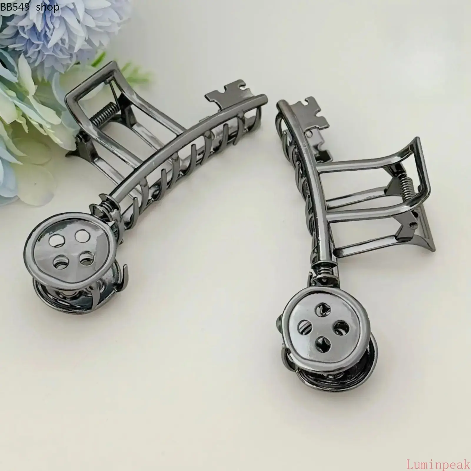 Retro Button Key Hair Claw Clip, Metal Hair Clip for Women & Girls, Unique Vintage Hair Accessory, Cute Alternative Style Hair Decor for Halloween, Parties, Daily Wear & Cosplay Outfits