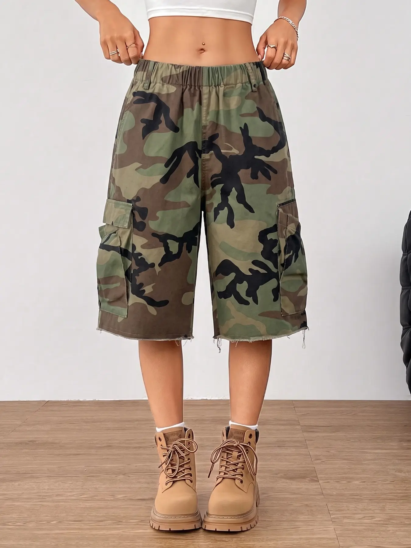 Camouflage Print Elastic Waist Cargo Jorts For Women Up To 3XL, Raw Hem Multi Pocket Loose Baggy Streetwear American Style Shorts, Y2K Vintage Bottoms Matching Boots For Street Stroll Skateboard Daily Casual Going Out Wear