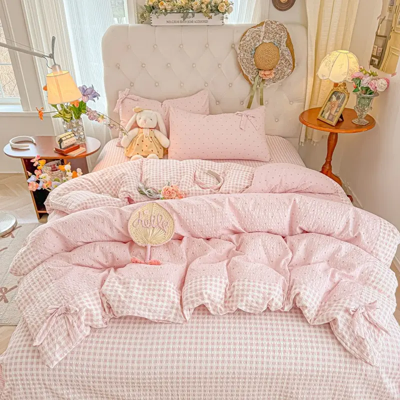 4PC New tender pink polka dot bedding four-piece set(1 PC duvet cover+ 2 PC pillowcases+ 1 PC bedsheet), soft to the touch and skin-friendly, can be used in all seasons, As a gift for friends and family, it is both practical and tasteful.
