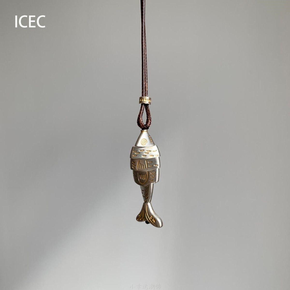 A vintage vinage cold style small fish pendant necklace with a niche design and exquisite long autumn and winter sweater chain