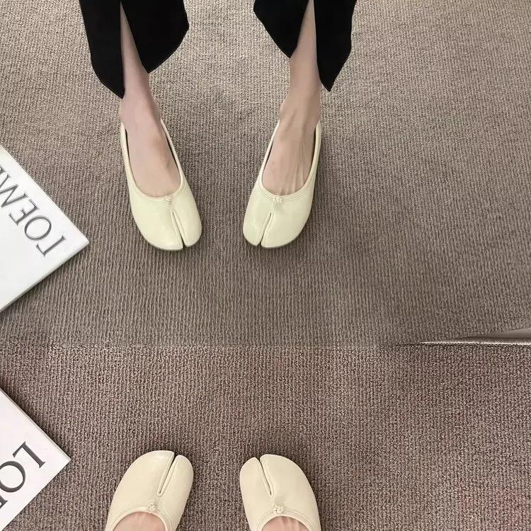 Flat bottomed split toe pig trotter shoes, red single shoes for women, spring and autumn 2026 summer silver bow thumb pig trotter shoes
