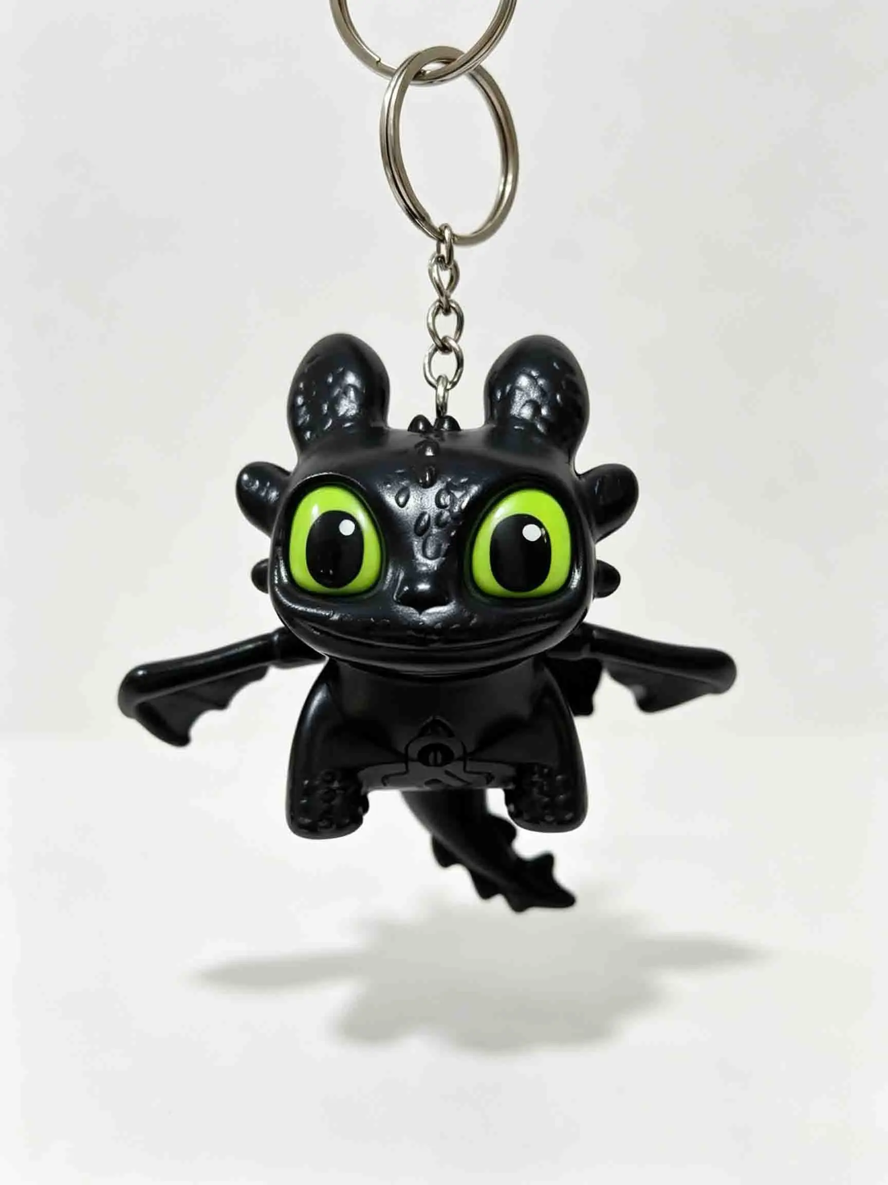 A stylish, miniature dragon-shaped charm (featuring a glow-in-the-dark effect and movable wings)—perfect as a gift for a boyfriend. It serves as a backpack accessory or a decorative piece for your car or desk. Inspired by "Toothless" and the "Light Fury,"