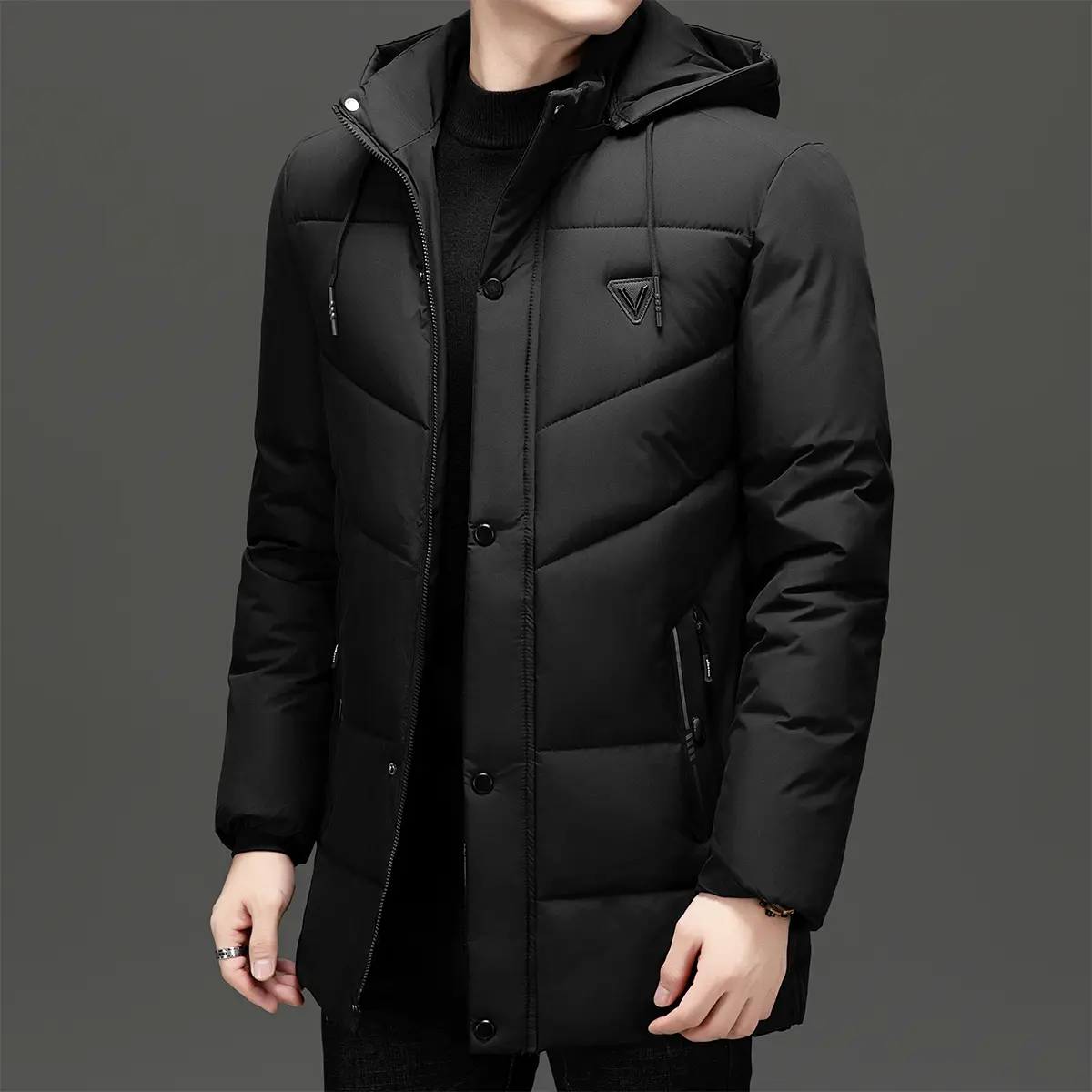 Men's lapel hooded winter parka, featuring a thick body and side zipper pockets, comfortable protective jacket layer, classic outdoor appearance, suitable for autumn and winter commuting, walking, and daily wear.