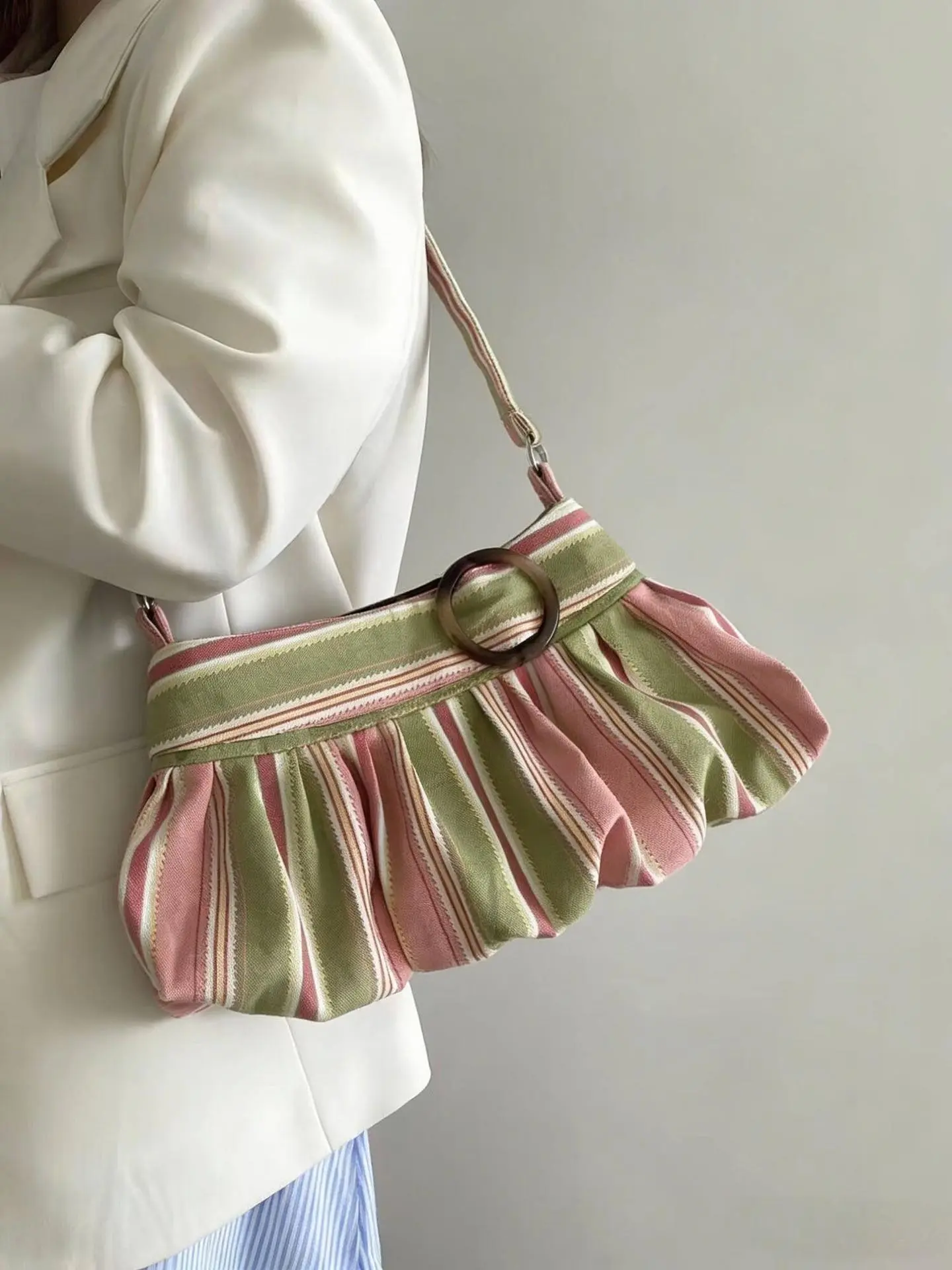 Gentle vacation style, simple color collision pleated shoulder bag, casual large capacity niche personality underarm bag, Crossbody fashion bag, large button decoration design, suitable for daily commuting and friend gatherings