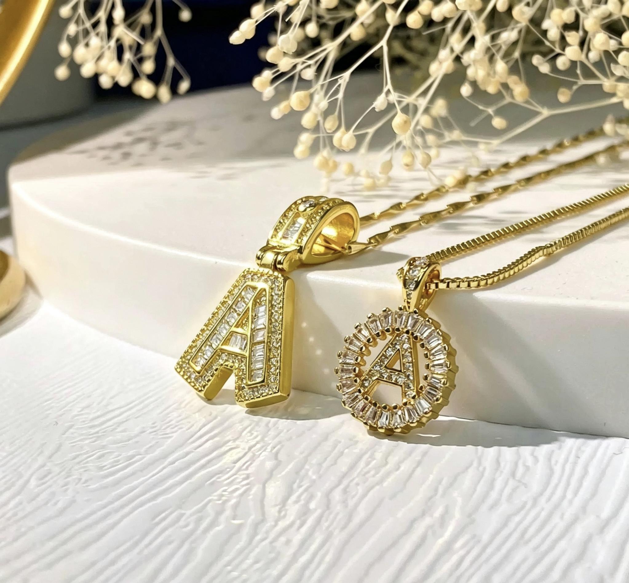 Crystal letter pendant necklace, inlaid with zirconia and plated with real gold, round 26 English letter collarbone chain ZM2Z.The classic letter necklace is timeless and suitable as a birthday gift for friends or couples
