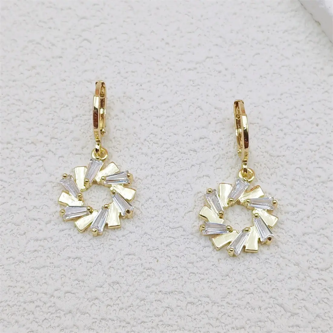 Dainty Daisy Stud Earrings for Women - Minimalist Floral Jewelry with Crystal-Inspired Sparkle, Lightweight for Elegant & Casual Daily Wear, Small Size