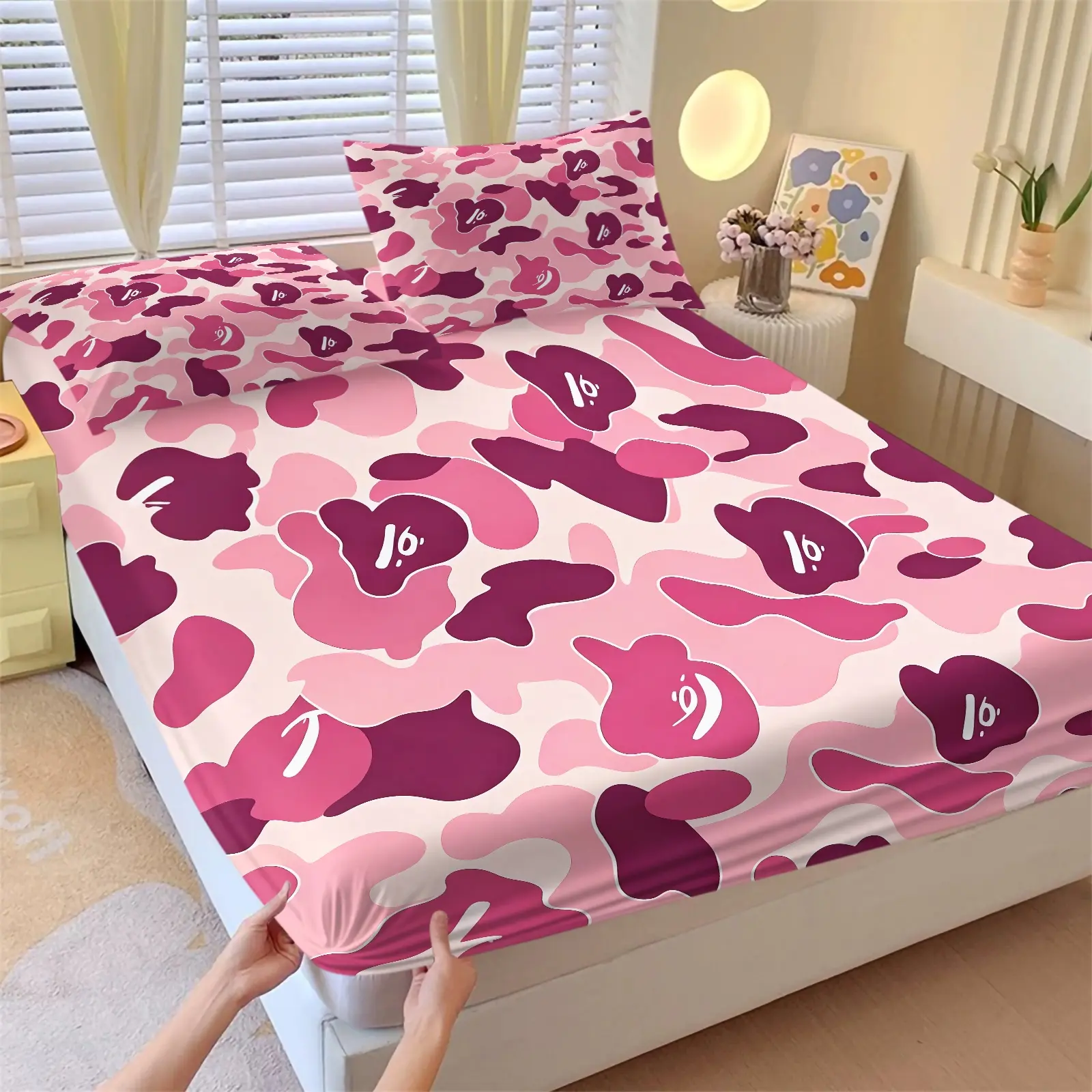 Retro Streetwear Pink Camo Print Fitted Sheet Set 3 Piece with 2 Pillowcases, Decorative Bedding, Streetwear Bedding Set All Size, Skin-Friendly Elastic Deep‑Pocket Non‑Slip Mattress Cover, All‑Season Textile For Bedroom Dorm Decor