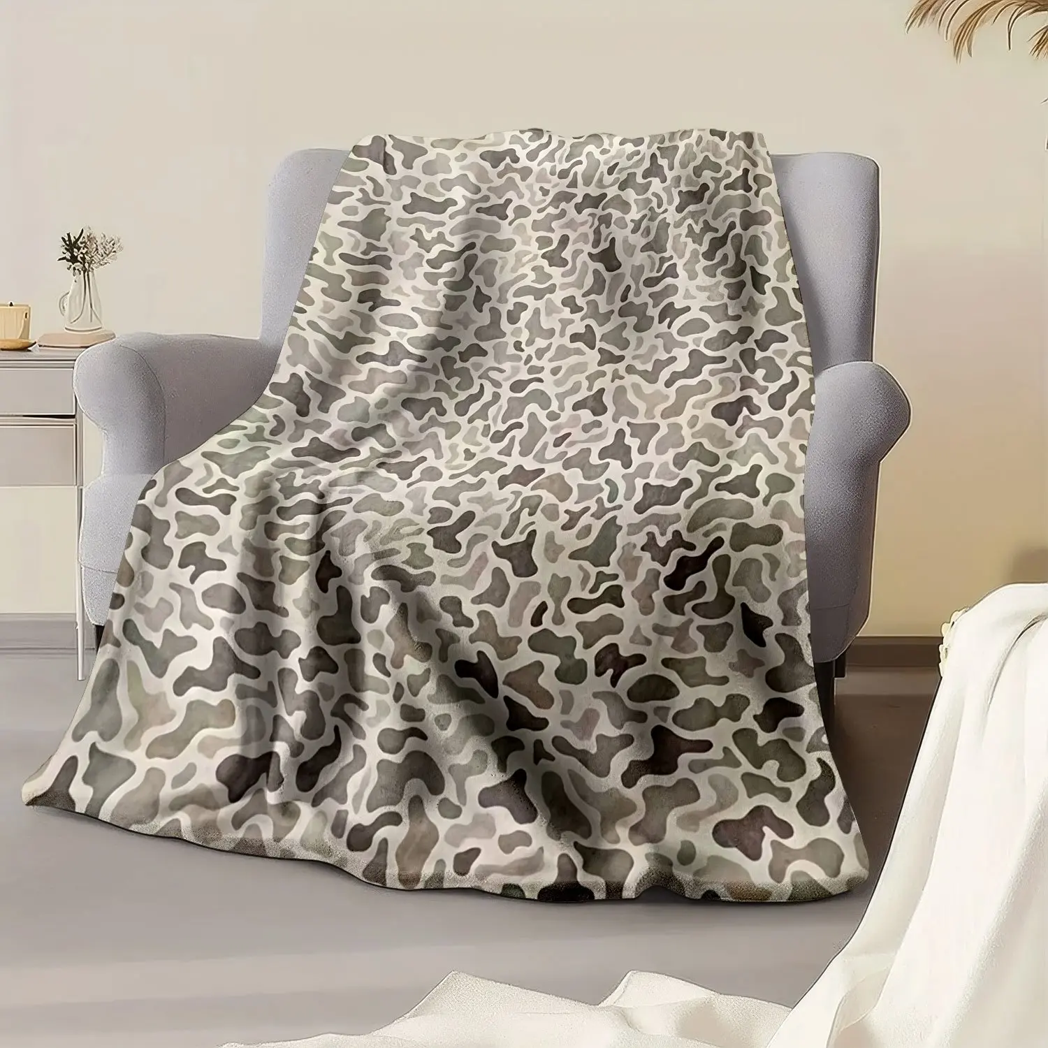 1pc Camouflage Flannel Blanket - Soft Lightweight Suitable for All Seasons, Contemporary Multicolor Bedspread with Camo, Breathable Warm Throw for,, Pets, for, Camping, Car, Gift, Durable Bedding for Sofa & Bed-280GSM
