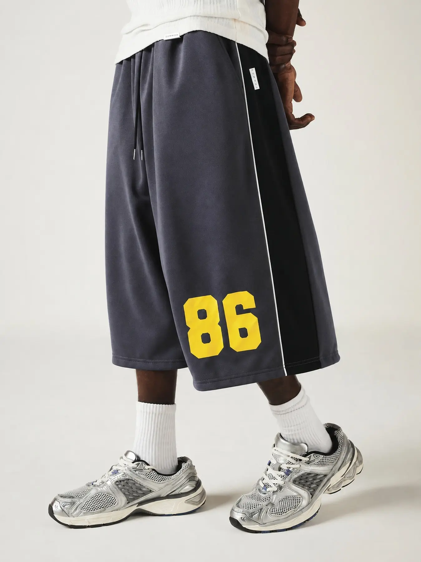 Men Loose Color Block Basketball Shorts, 86 Number Print Side Stripes, Knee Length Capri Pants, Drawstring Elastic Waist Wide Leg Casual Street Sports Shorts