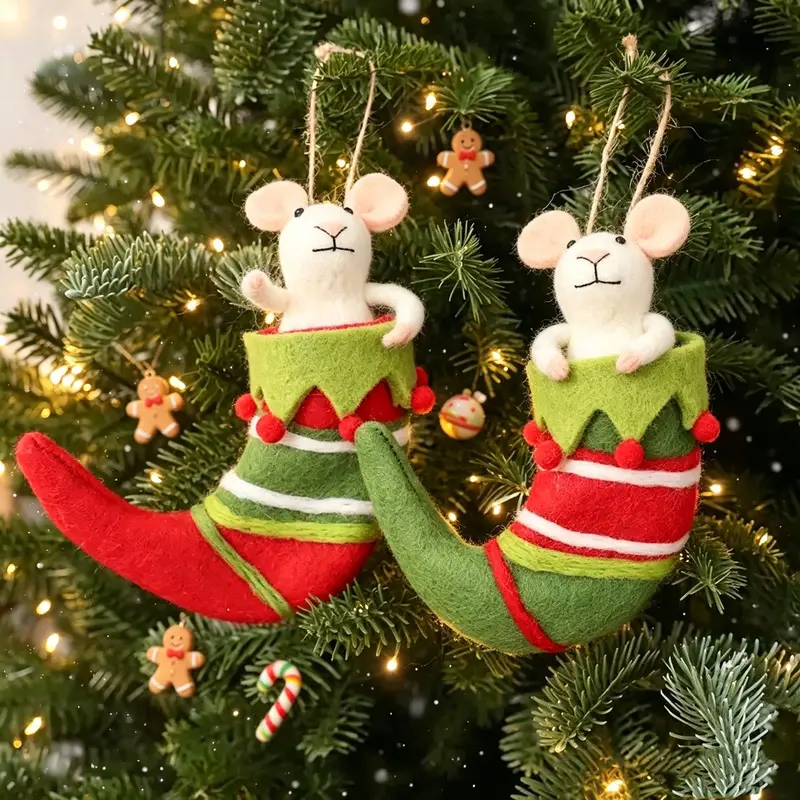 A cute and playful Christmas wool felt red and green little mouse ornament, soft and lightweight, suitable for home, homestay, and shop window decorations, making it an ideal reward or gift for children.