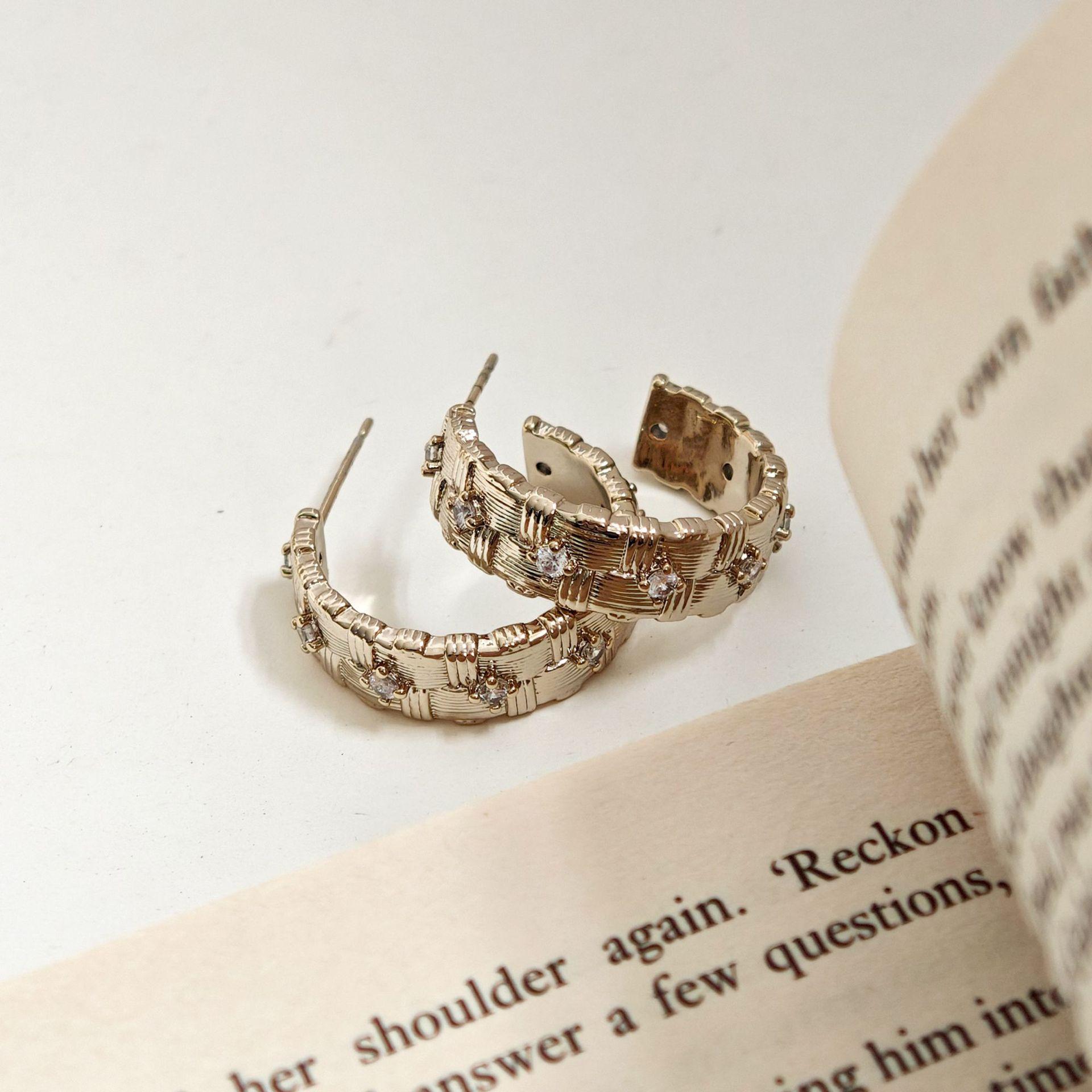 European and American fashion metal diamond-embellished woven design C-shaped hoop earrings with a high-end feel, niche trend, versatile earrings