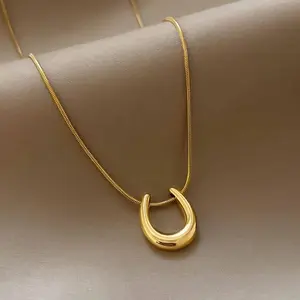 A Vintage Horseshoe Stainless Steel Necklace with a U-Shaped Pendant, a Lucky Horseshoe Design, Featuring a Minimalist Geometric Style, Perfect for Women'S Chain Jewelry