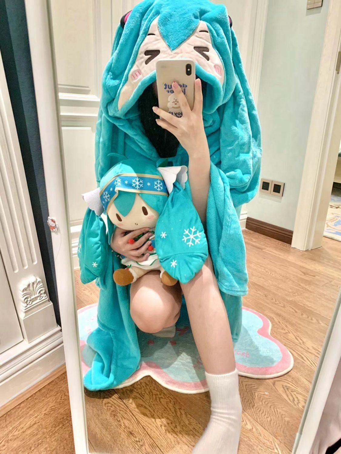 Hatsune Miku anime peripheral two-dimensional air-conditioning blanket creative cartoon cute plush hooded cloak holiday gift