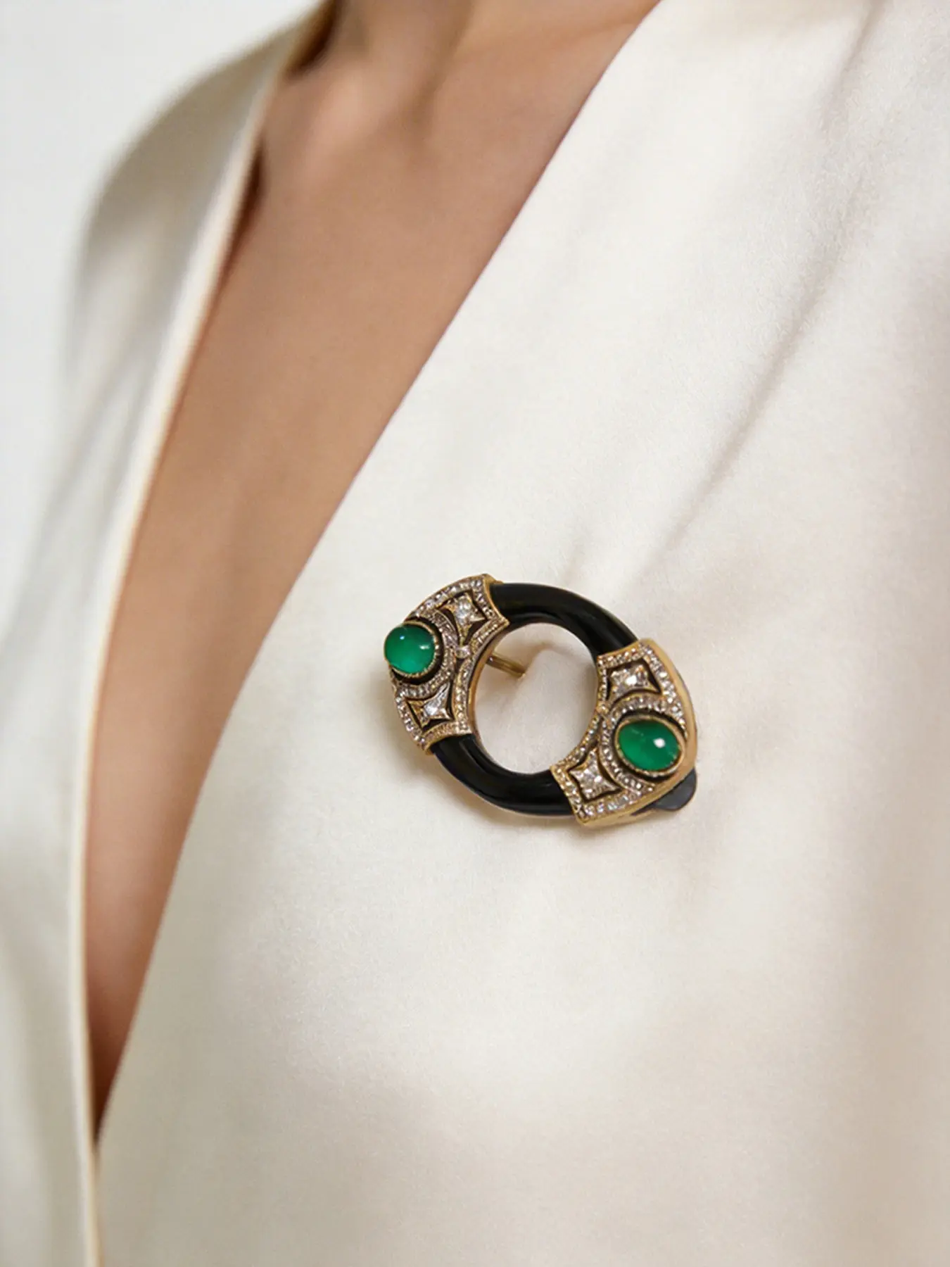 1 fashionable circular emerald shaped brooch, suitable for daily wear, vacation dates, and other occasions, and also a surprising and exquisite small gift.
