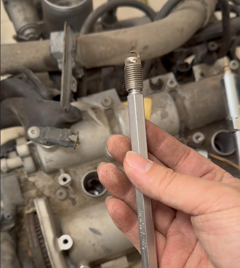 2026 Upgraded Broken spark Plug Remover,Spark plug removal tools, reverse thread taps, spark plug removal screws, automotive spark plug removal tools Portable Easy Installation Removal Tool