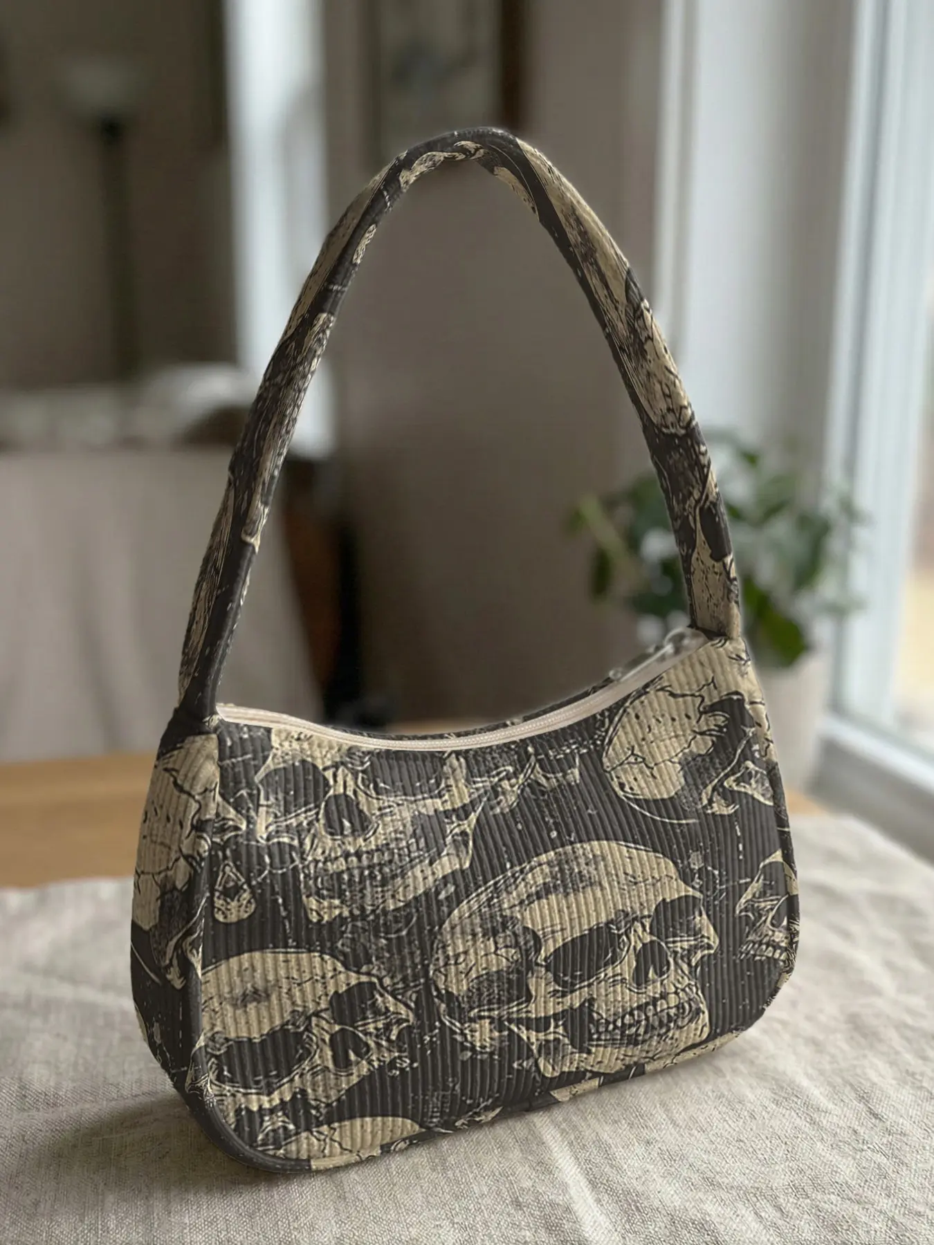 Skull Pattern 2D Print Velvet Wristlet Bag, Vintage Style, Casual All-Season Accessory, Perfect for Daily Use, Dating, Shopping, Travel