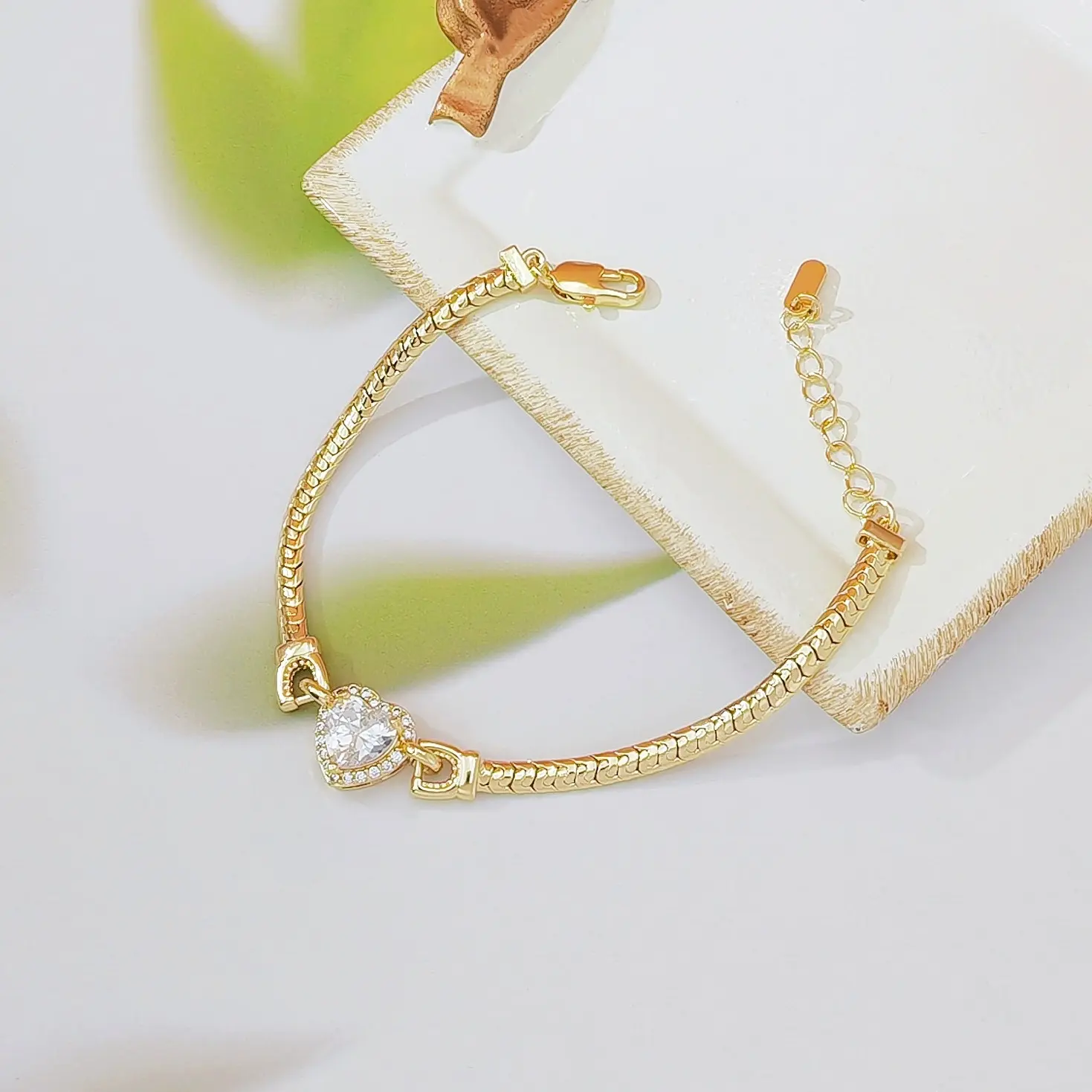 Gold heart-shaped diamond bracelet, exclusively for cross-border sales, is a fashionable and eye-catching accessory for stylish women to wear on a daily basis