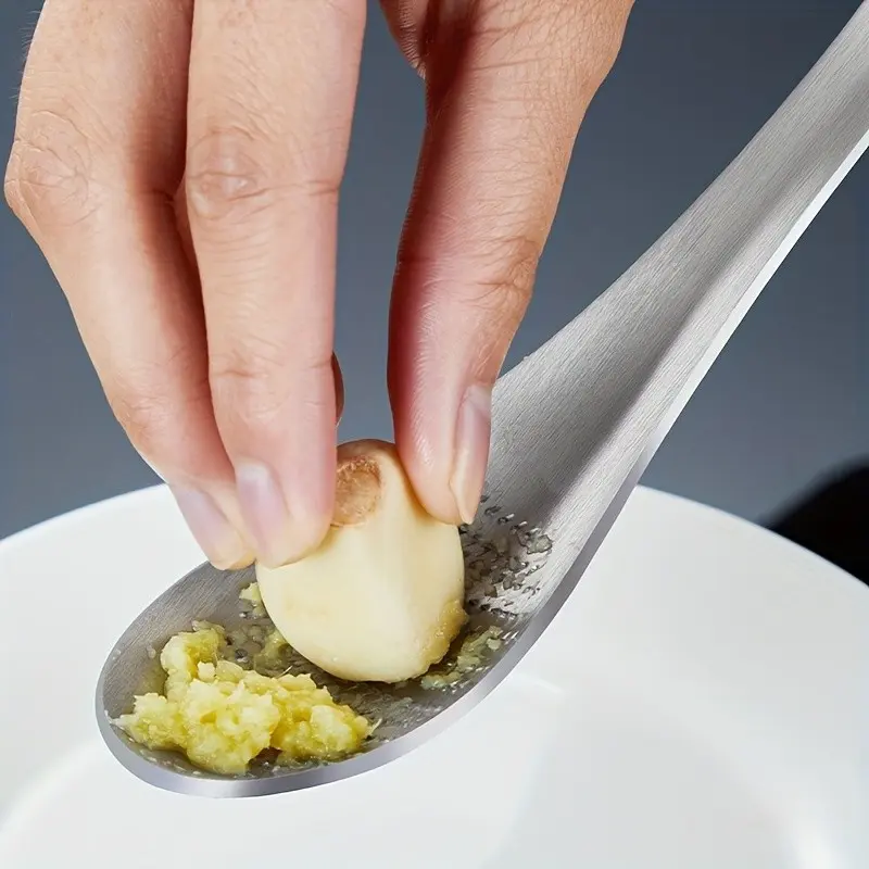 Stainless Steel Ginger Pulp Shredder, Manual Garlic Mincer with Sharp Teeth, Durable Kitchen Tool, Essential for Garlic and Ginger Prep