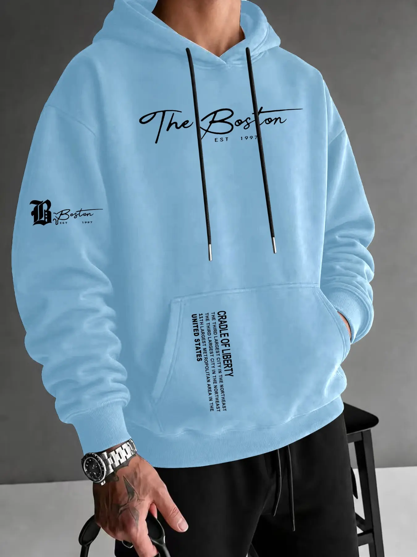 Men Pullover Hoodie with Kangaroo Pocket, Multi-position Boston Letter Print Soft Warm Casual Sweatshirt, Loose Daily Street Style Suitable for Commuting Dating Outdoor Leisure Scenes#BostonPrintHoodie #LetterPrintSweatshirt #StreetwearHoodie #CasualDaily