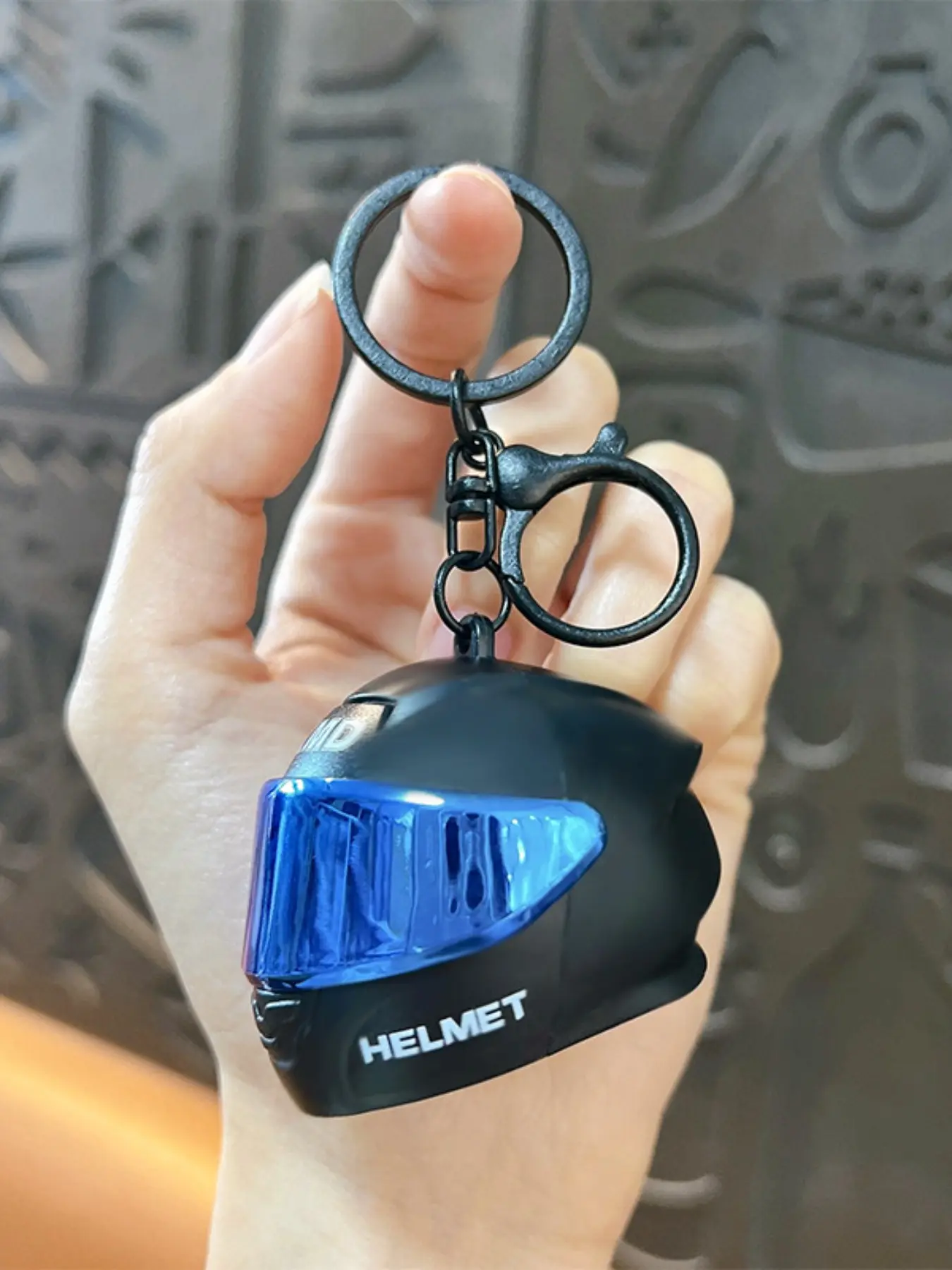1pc 3D Helmet Keychain, Bag Accessory, Fashion Keychain, Unique Design, Durable Material, Perfect Gift, Ideal for Daily Use, Enhance Your Style
