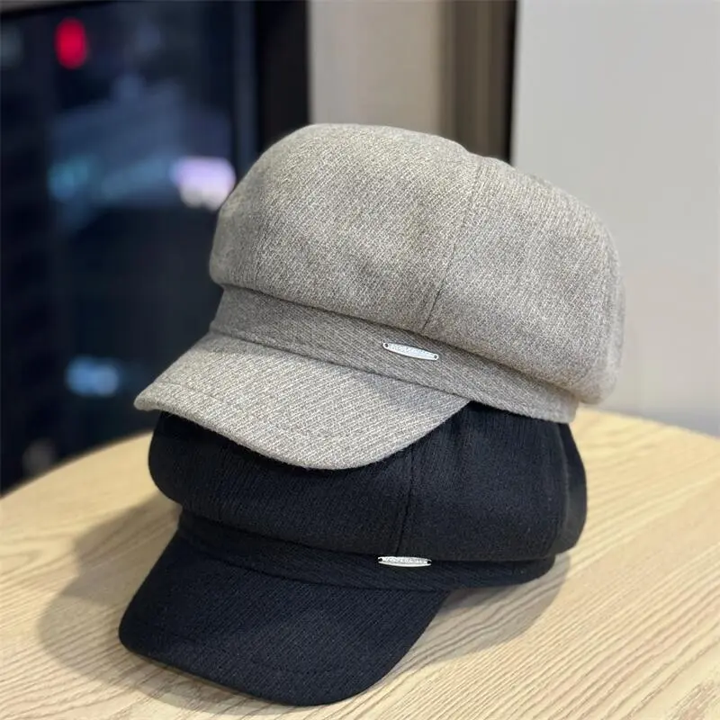 Elegant Woolen Newsboy Cap for Women Retro Baker Boy Hat British Style Flat Top Cap Vintage Beret Cabbie Hat Metal Tag Plate Detail Autumn Winter Aesthetic Headwear Travel Shopping Casual Bonnet Grey Black