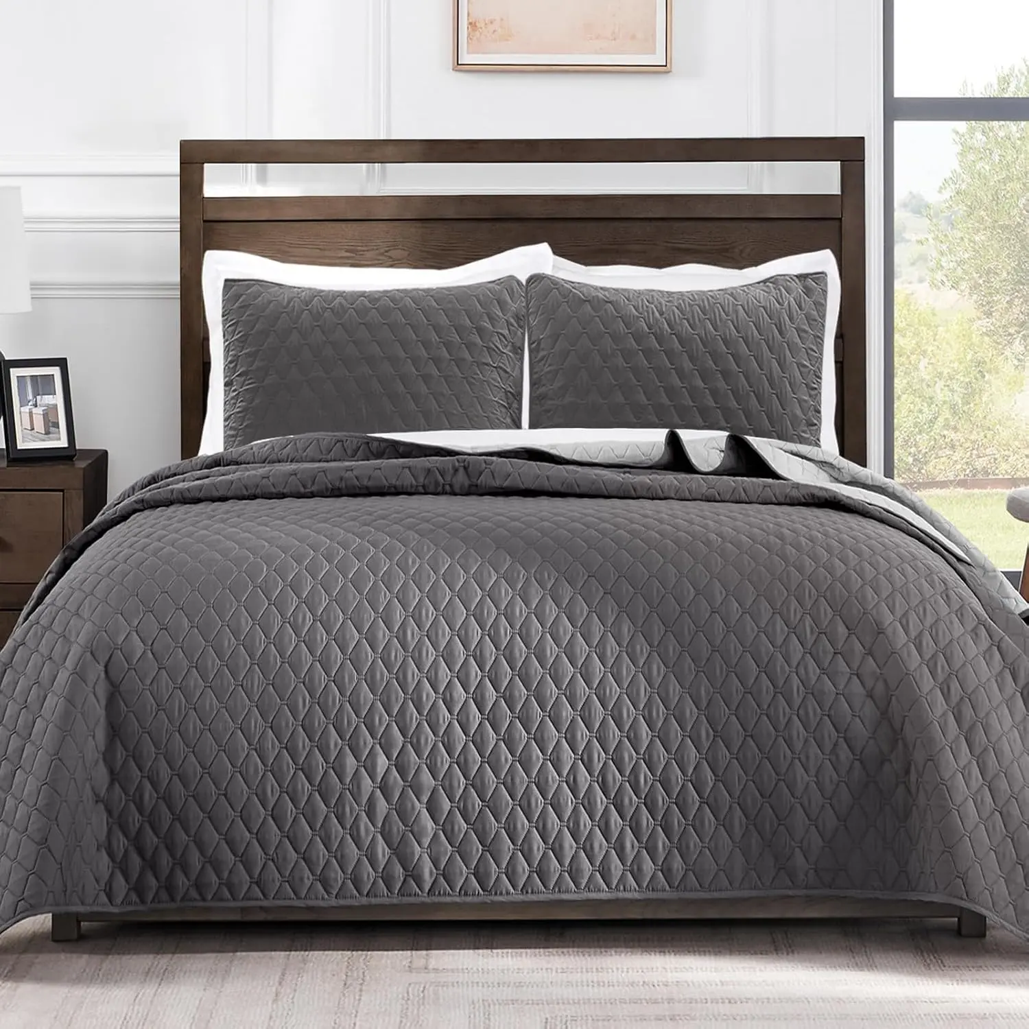 Reversible Full-Queen Bedding Set, Classic Contemporary Geometric Pressed Grey Microfiber Bedspread (90x96 in) - Lightweight All Seasons Bed Coverlet with 2 Pillow Shams for Bedroom Decor, Guest Room