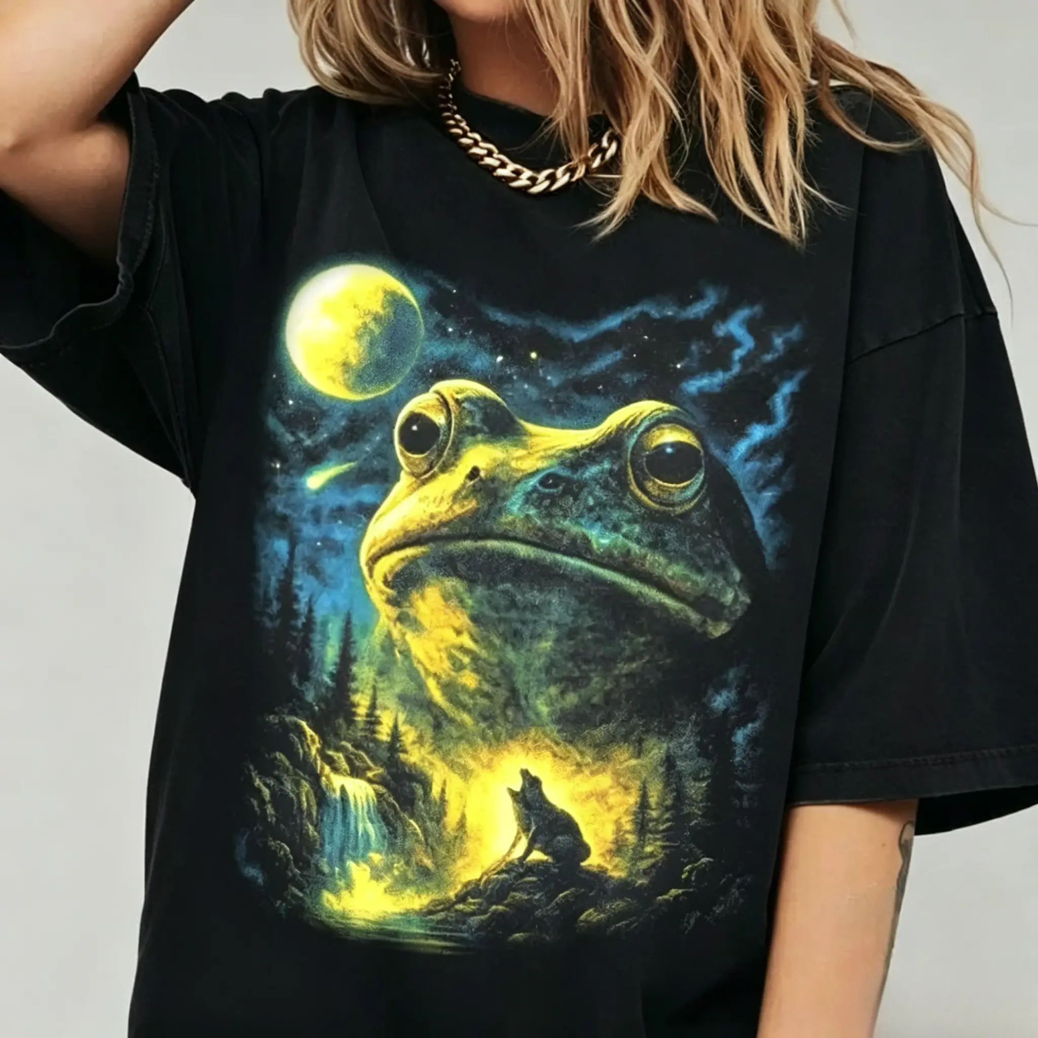 Women's Oversize Vintage Forest Vibe Frog Moon Graphic Tee - Retro Statement Top for Casual Outdoor, Everyday Sports & Outdoor Wear, Tshirt, Apparel, Funny, Fit, Giant Moonlit Frog, Baggy, Oversized