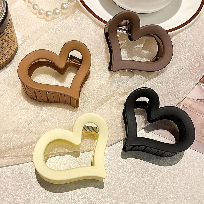 Simple and versatile matte heart-shaped claw clip for women, elegant shark clip for updos, new 2026 model