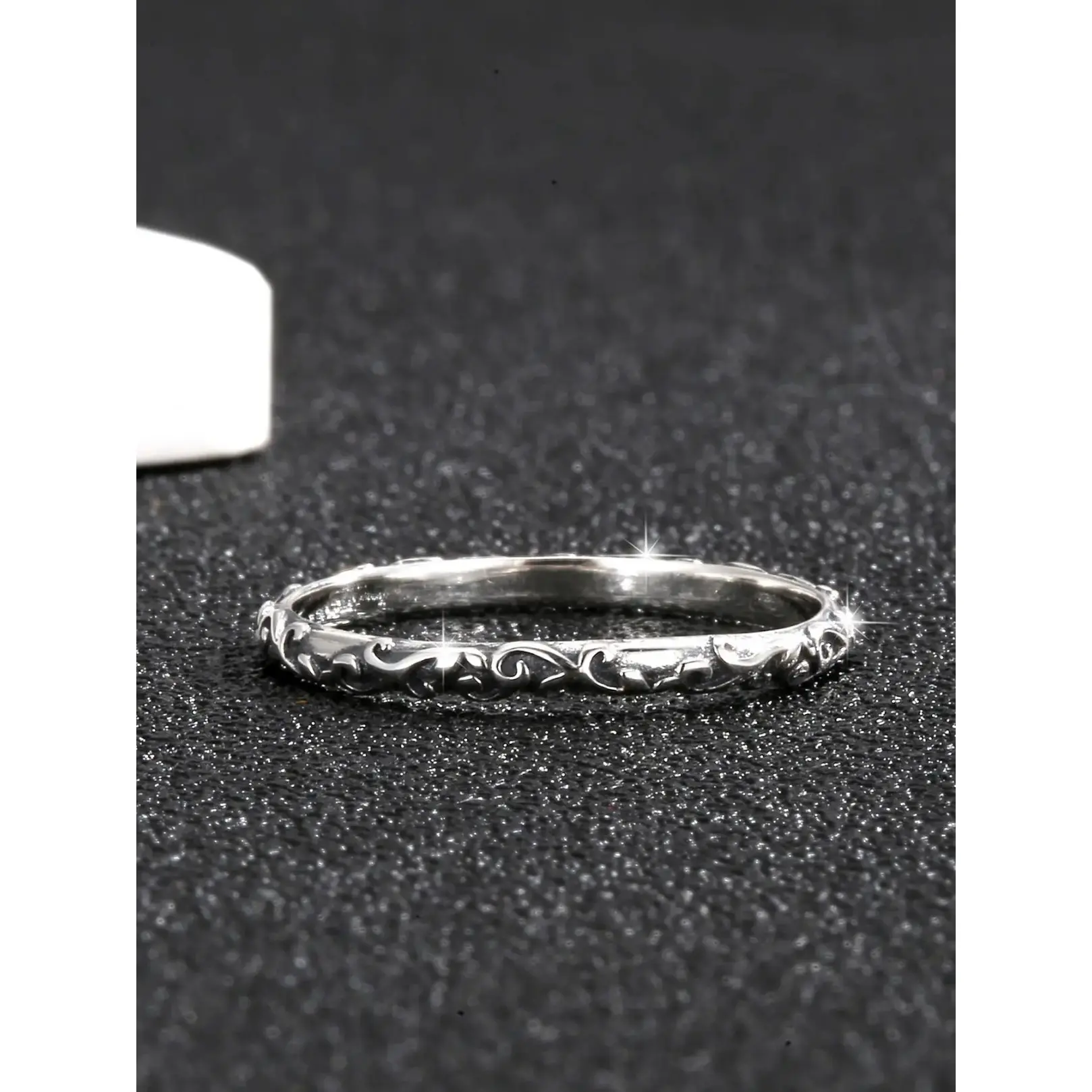 Women's Vintage Floral Engraved Stackable Band Ring - Retro Curved Scroll Pattern Oxidized Metal Minimalist Jewelry, Sizes 5-9, Accessory for Daily Wear, Gifting