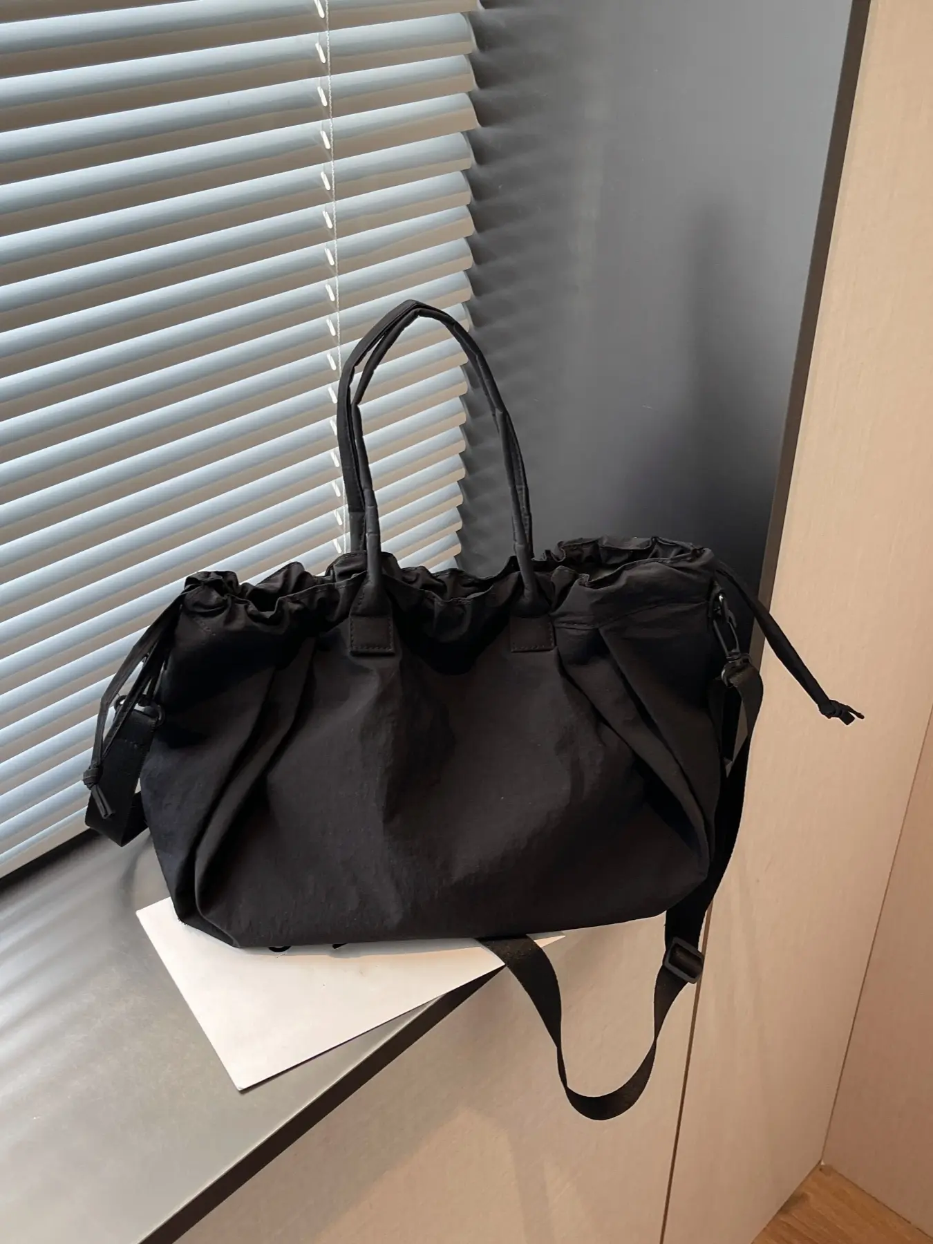 Simple and casual tote bag with a lazy style, large-capacity shoulder bag for daily commuting, lightweight drawstring crossbody bag with detachable straps, Casual Fashion Bag, Daily Commuter Bag