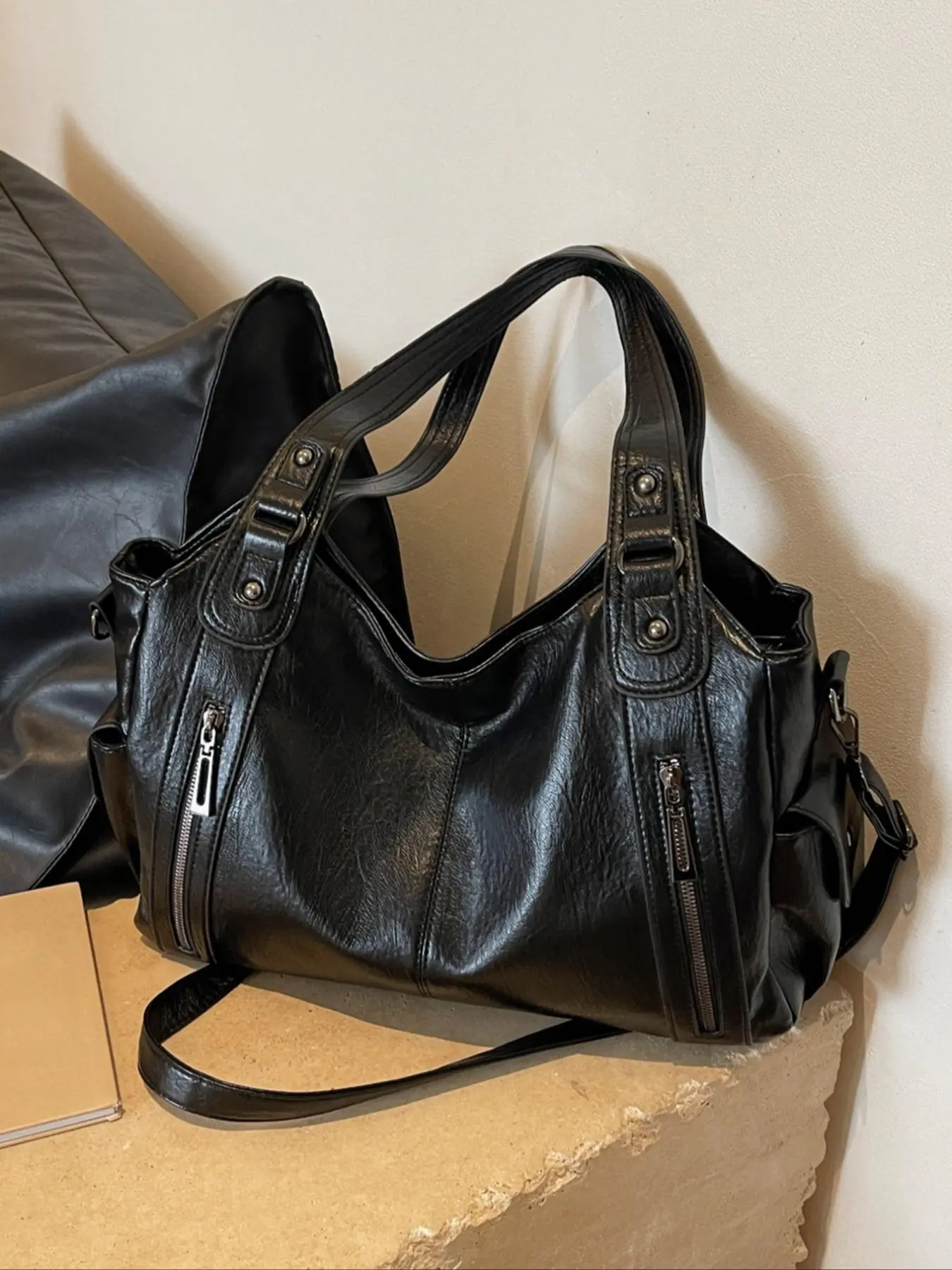 Street punk style casual versatile tote bag, large capacity simple and practical texture fashionable shoulder bag, detachable shoulder strap design, multiple pockets, can accommodate books, tablets, files