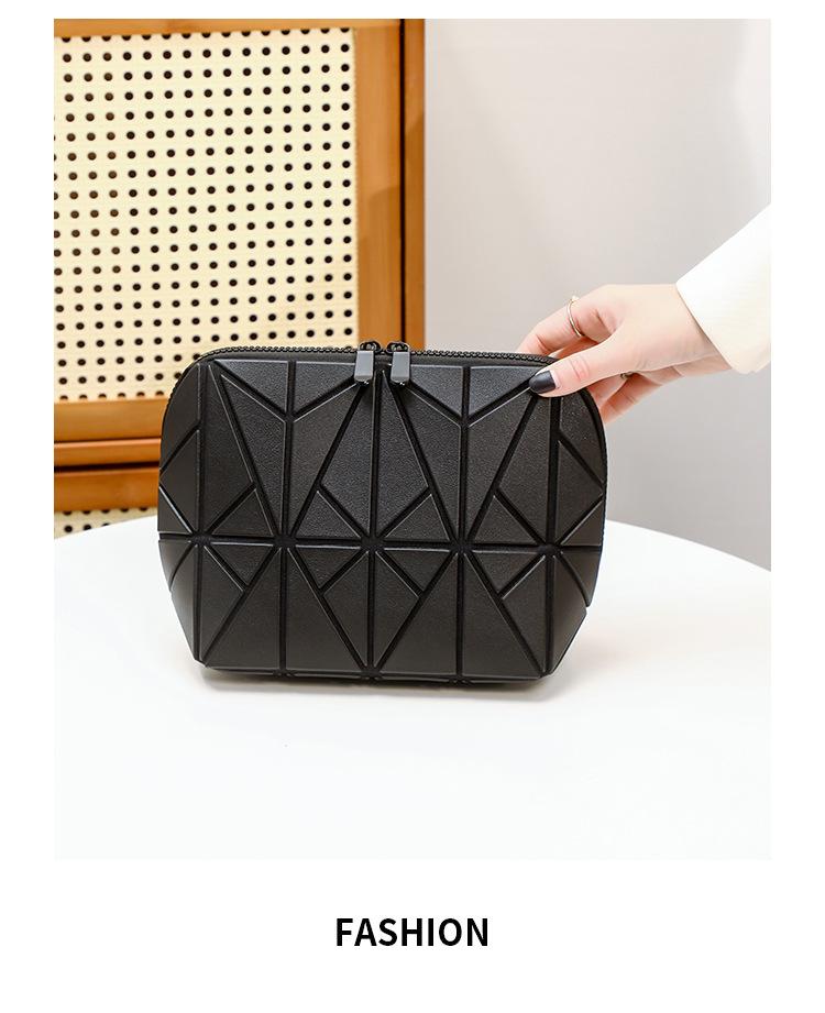 Diamond-shaped bag is super practical, large-capacity, and aesthetically pleasing. It is a storage bag for travel and commuting with a striped three-dimensional design, also suitable as a makeup bag