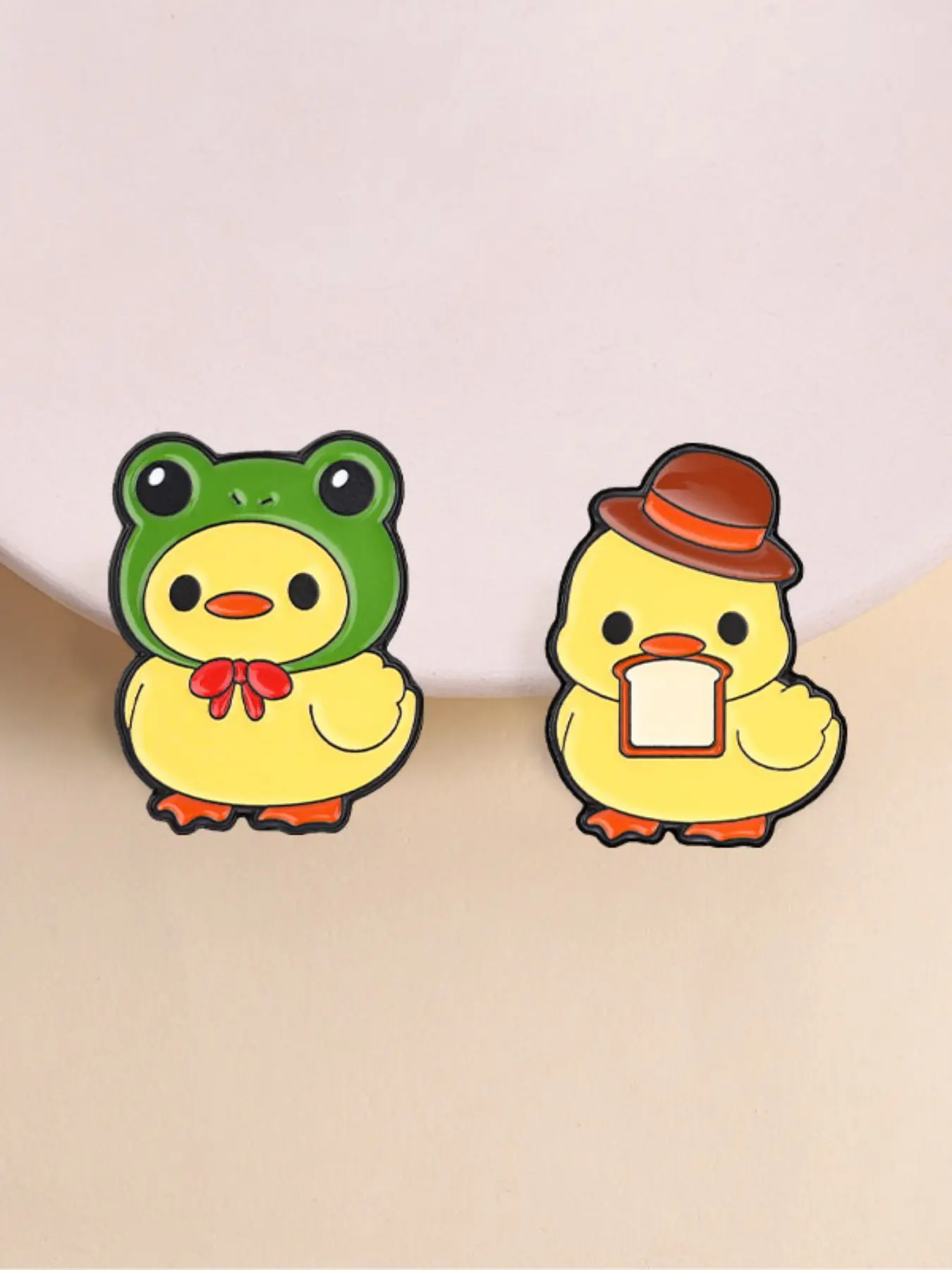 2pcs Ducky Enamel Pin Set, Top Hat Bread Duck & Frog Hat Duck Matching Brooch Pins, Unique Accessories for Fashion Lovers, Perfect Gift Idea