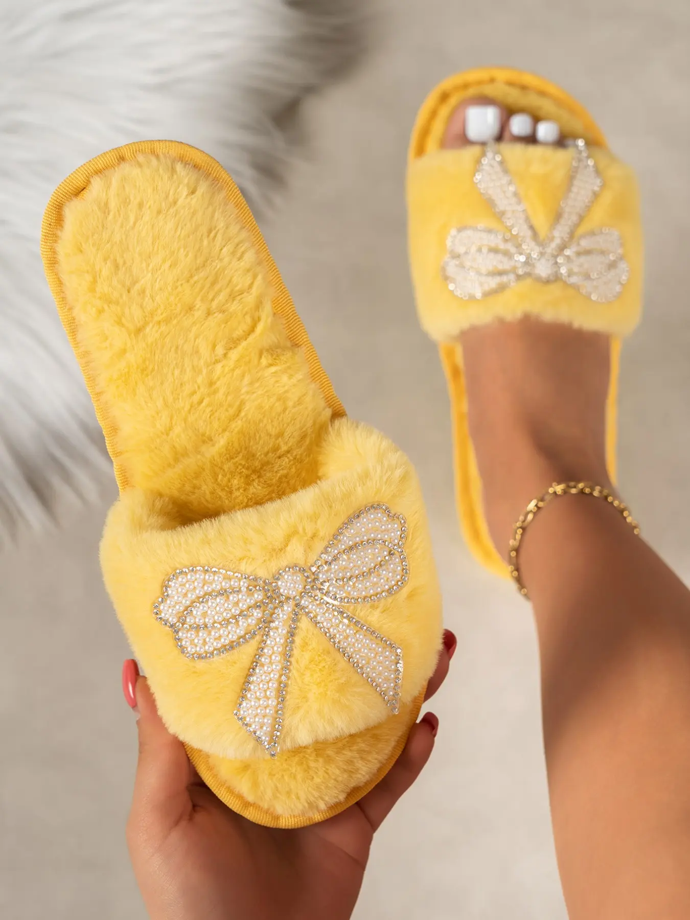 Elegant Pearl Rhinestone Bow Slippers, Soft Plush Material, Comfortable Footwear, Perfect for Cozy Atmosphere, Ideal for Home Use
