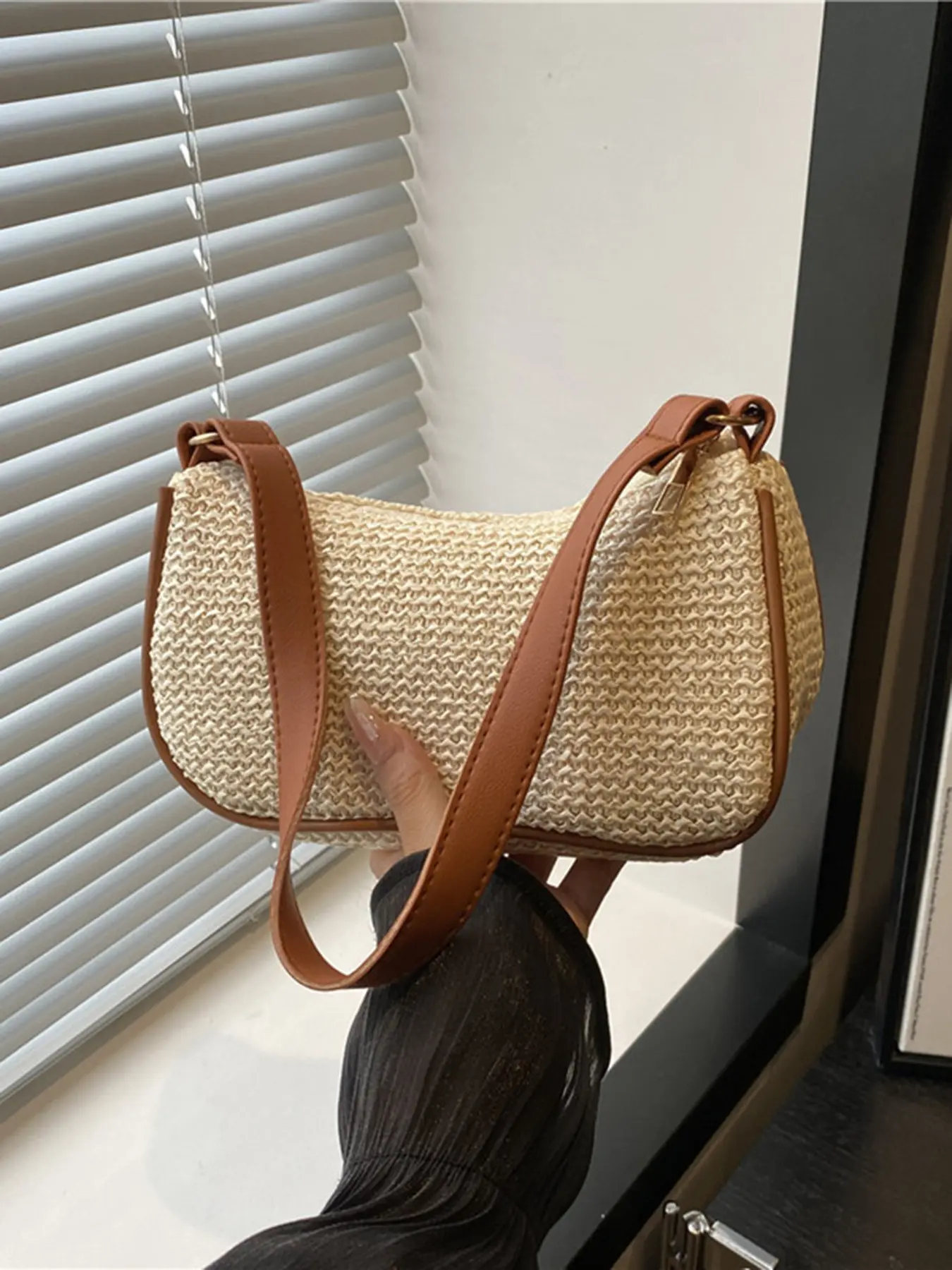 Vacation style straw patchwork leather hexagonal crossbody bag, Bohemian straw bag, metal tassel chain shoulder small square bag, casual versatile Boho Style Crossbody, suitable for daily travel, shopping, etc. Cross Body Bags