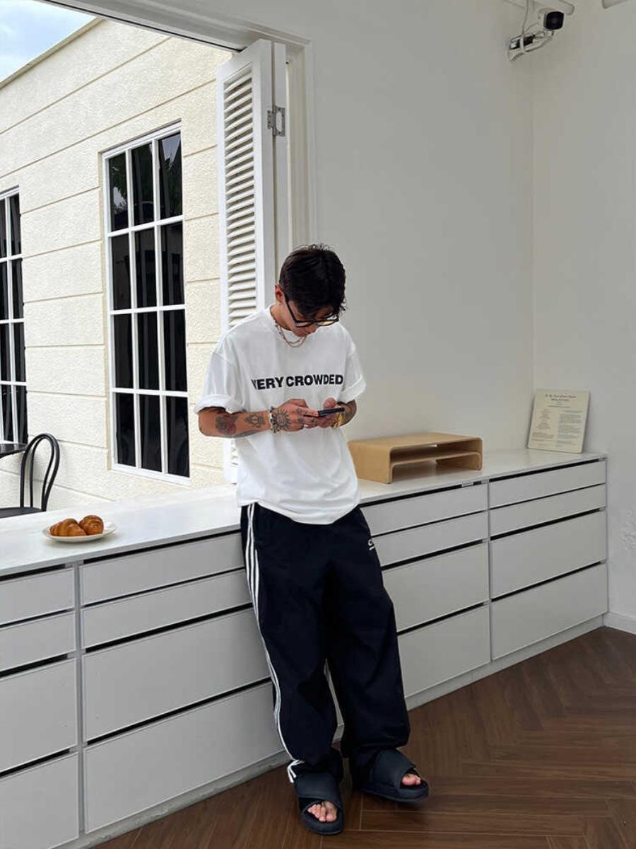 Men's vintage street-style quick-dry striped straight-leg casual pants, autumn trendy and versatile vibe loose sweatpants with a striped design aesthetic.