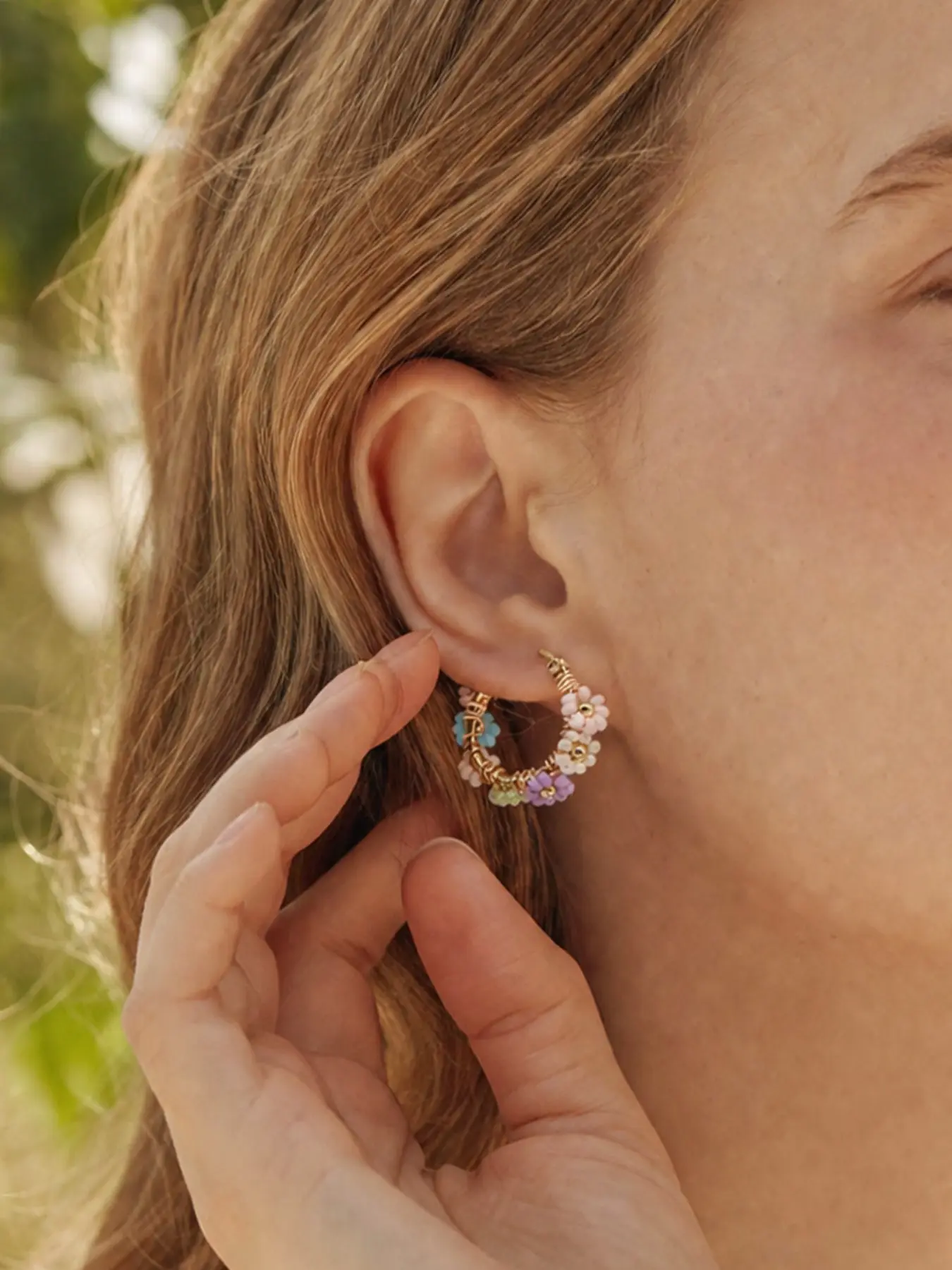 2pcs Bohemian Multicolor Seed Bead Daisy Earrings, minimalist distinctive floral ear ornaments for women, seamless daily outfit matching, easy pouch storage, vibrant boho ear decor for beach trips, casual gatherings and delicate wearable gifts.