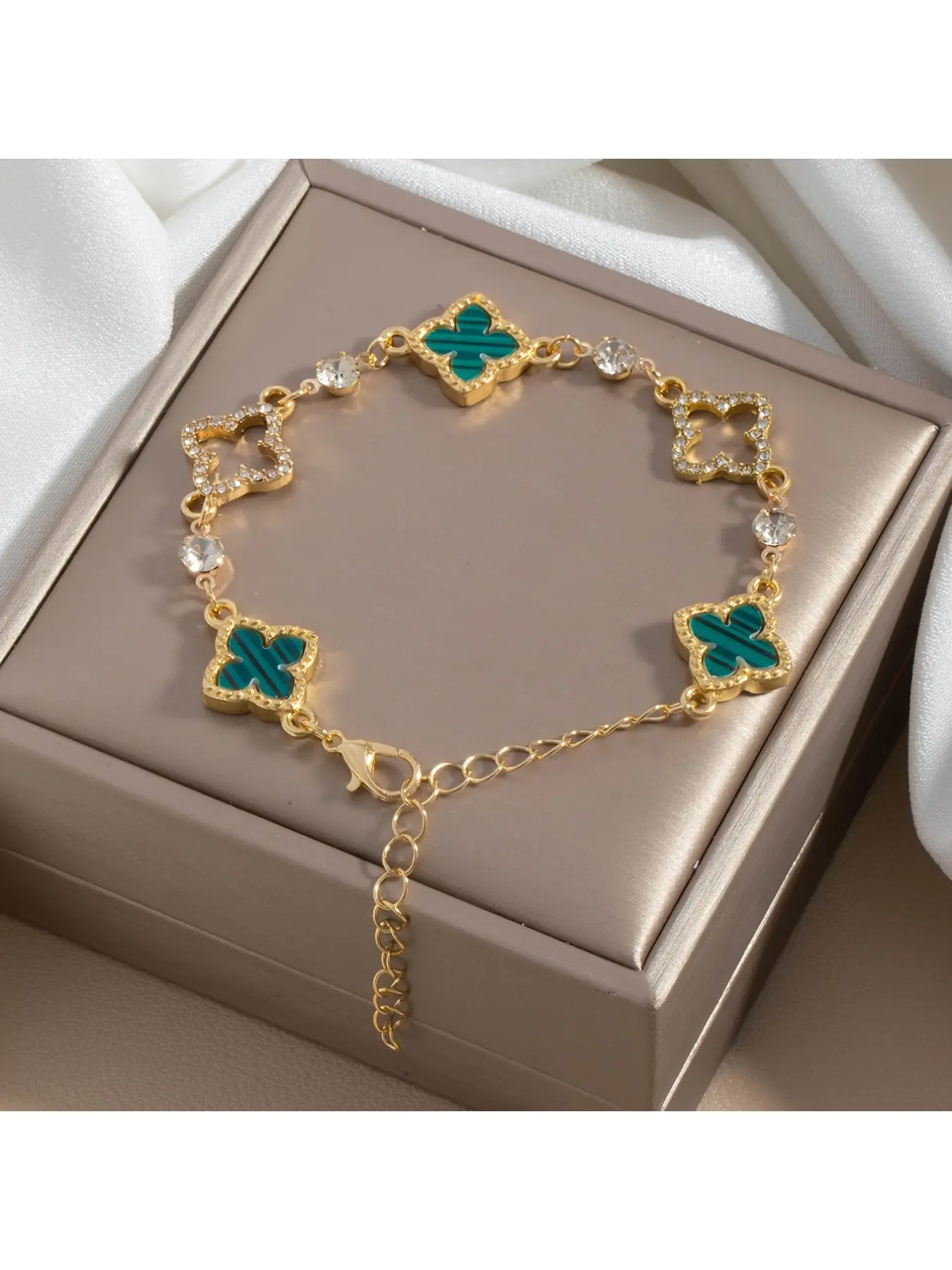 A luxurious and exquisite metal hollow four-leaf clover bracelet, elegant and charming feminine charm jewelry.